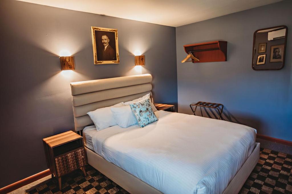 Queen Room photo 2