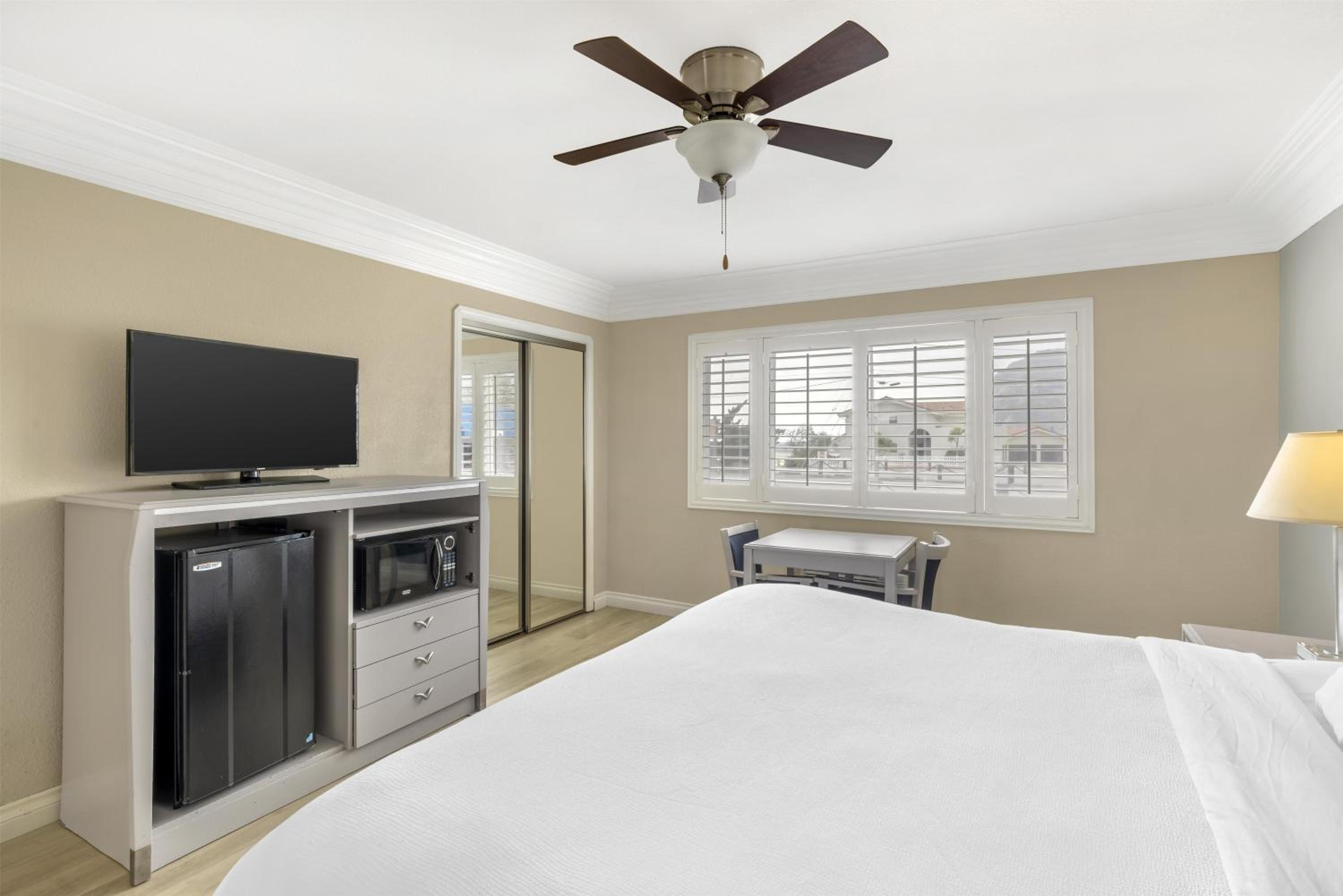 King Room with Ocean View - Non-Smoking photo 2