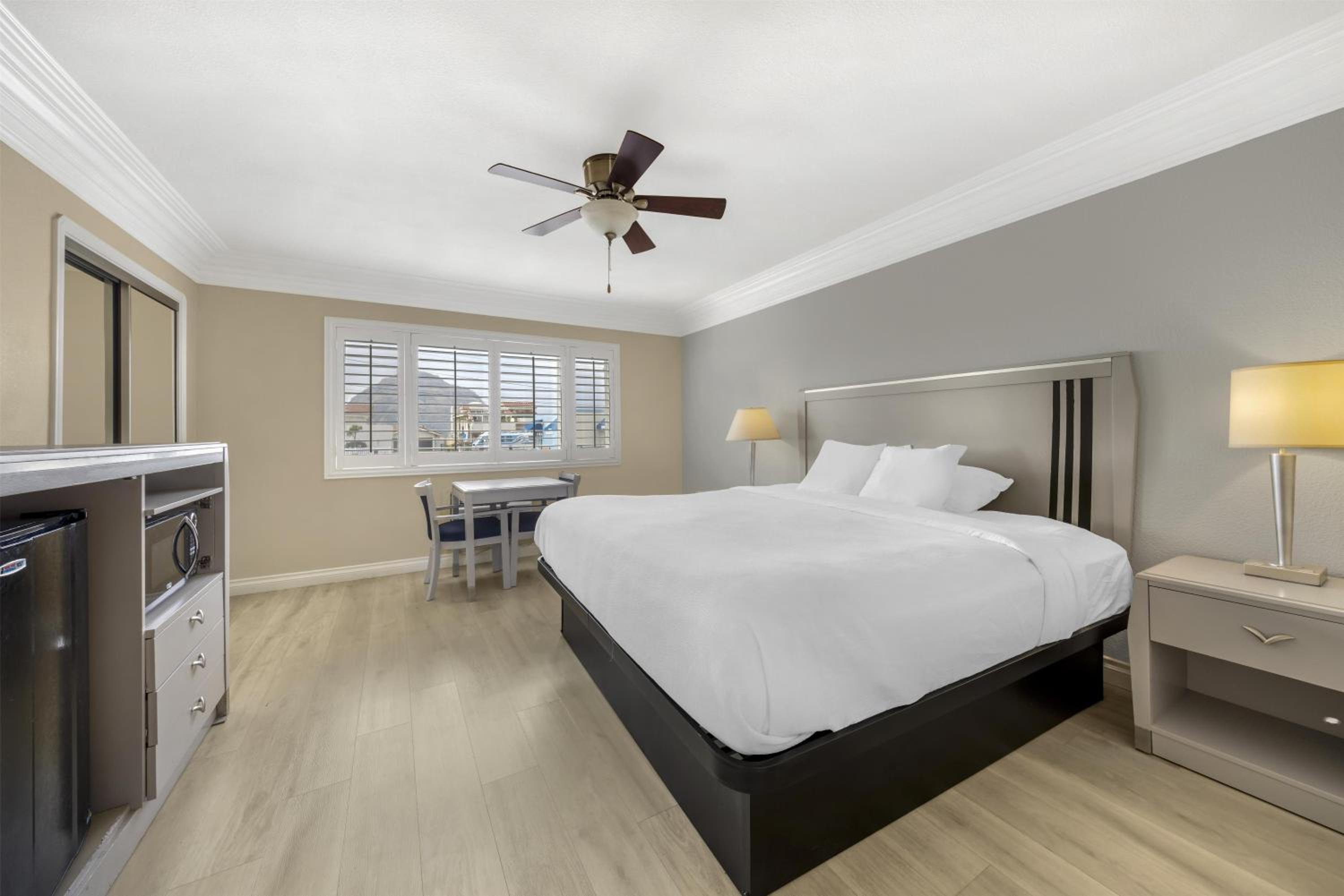 King Room with Ocean View - Non-Smoking photo 1