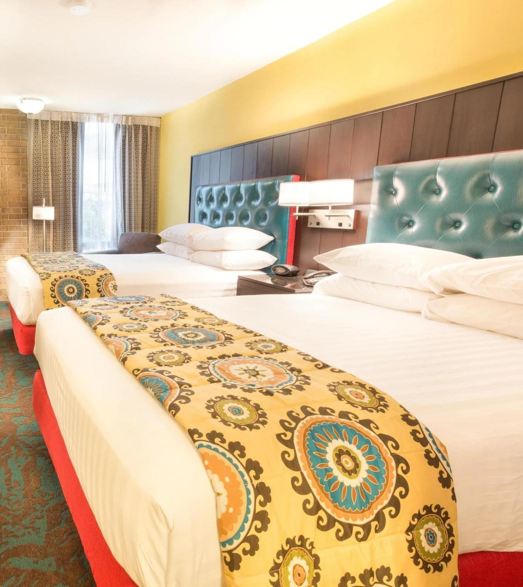 Deluxe Queen Room with Two Queen Beds - Non-Smoking - Photo 6