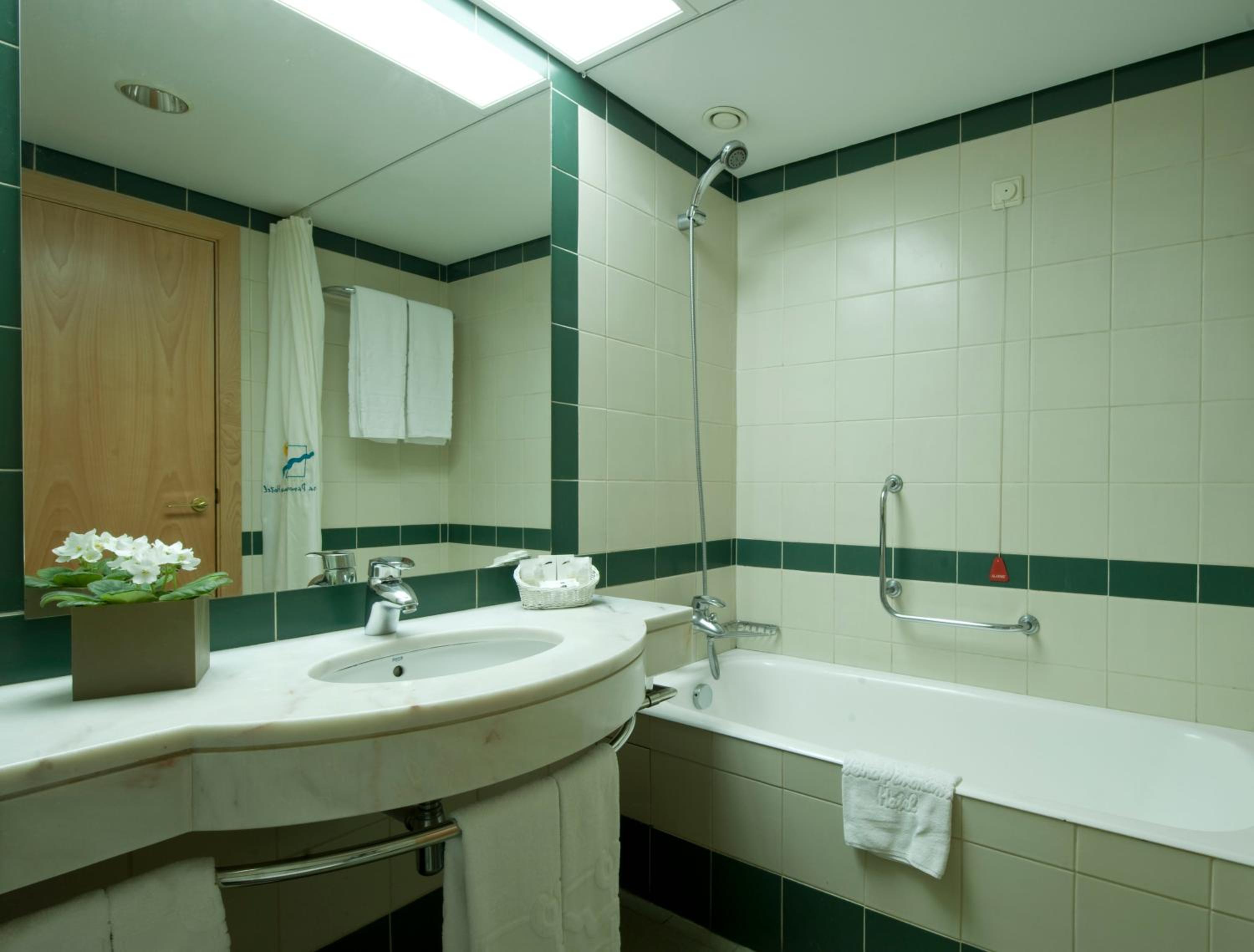 Standard Double or Twin Room - Photo 2