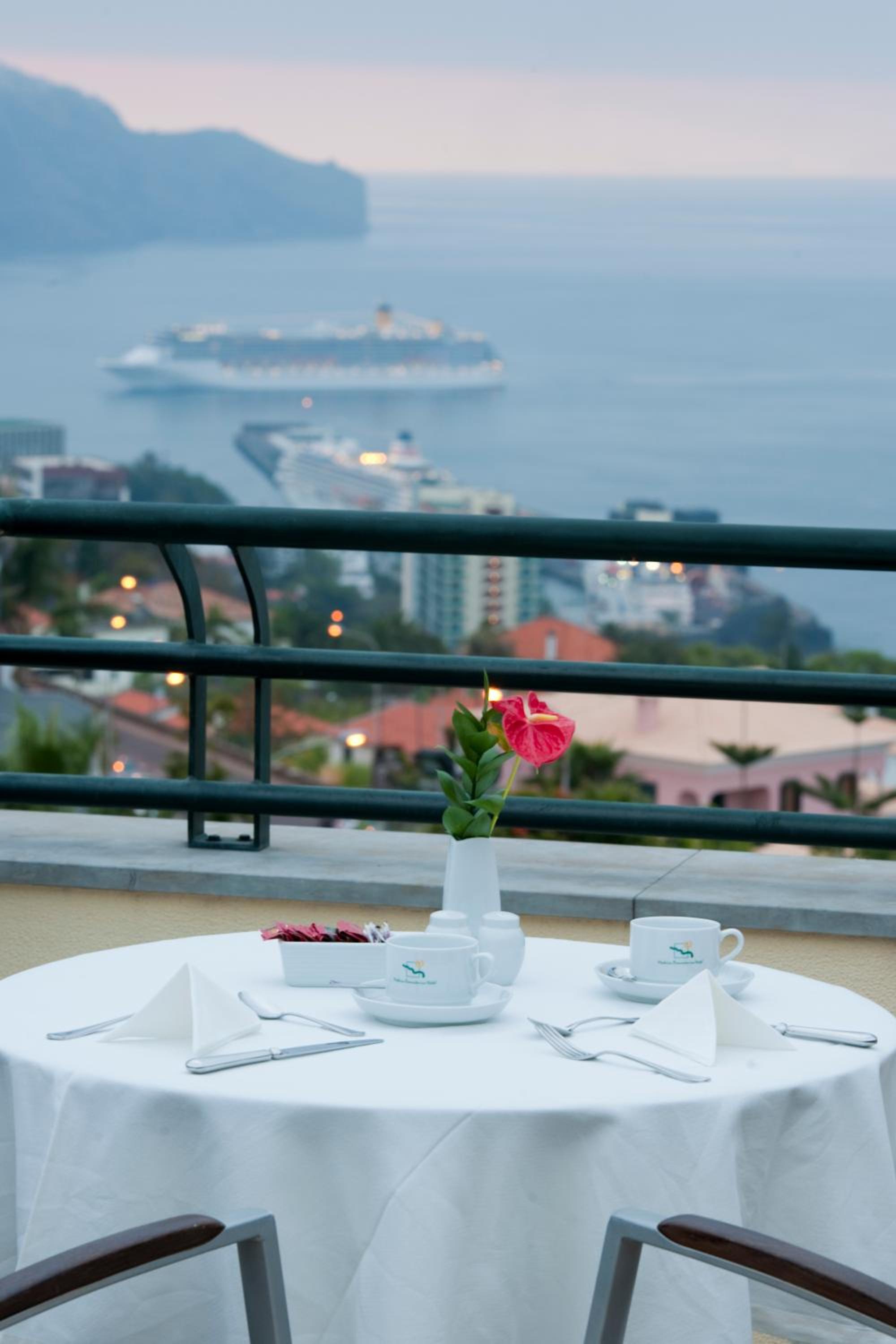 Double or Twin Room with Sea View - Photo 3
