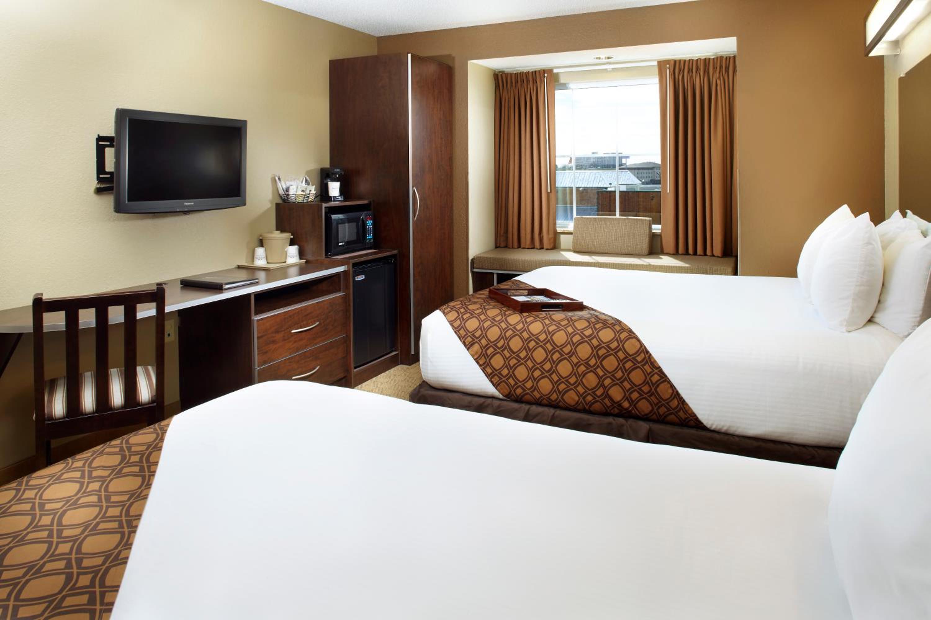 Queen Room with Two Queen Beds and Bath Tub - Mobility Accessible/Non-Smoking