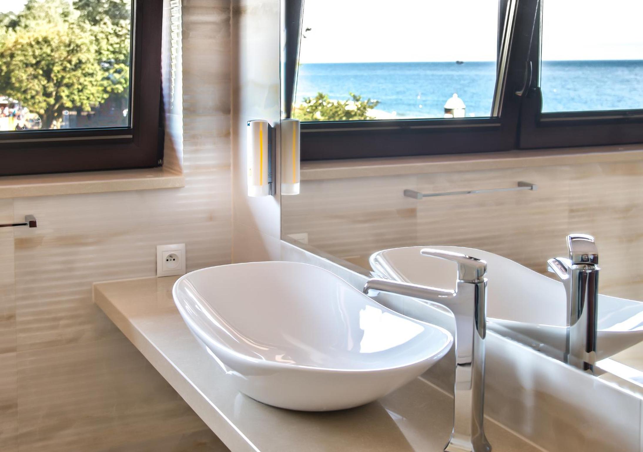 Double Room with Balcony and Harbor View - Photo 7