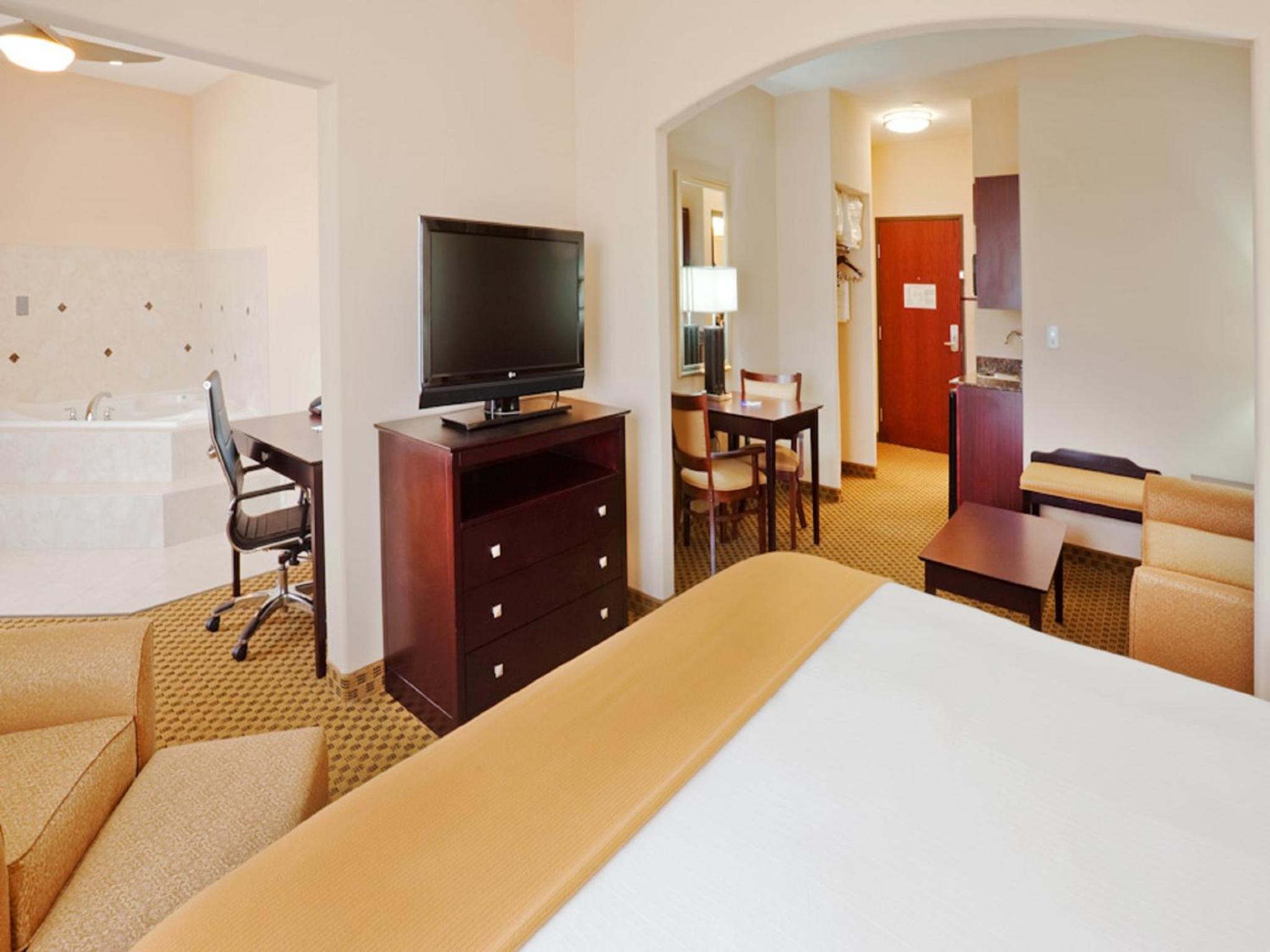 One-Bedroom King Suite with Sofa Bed - Photo 1