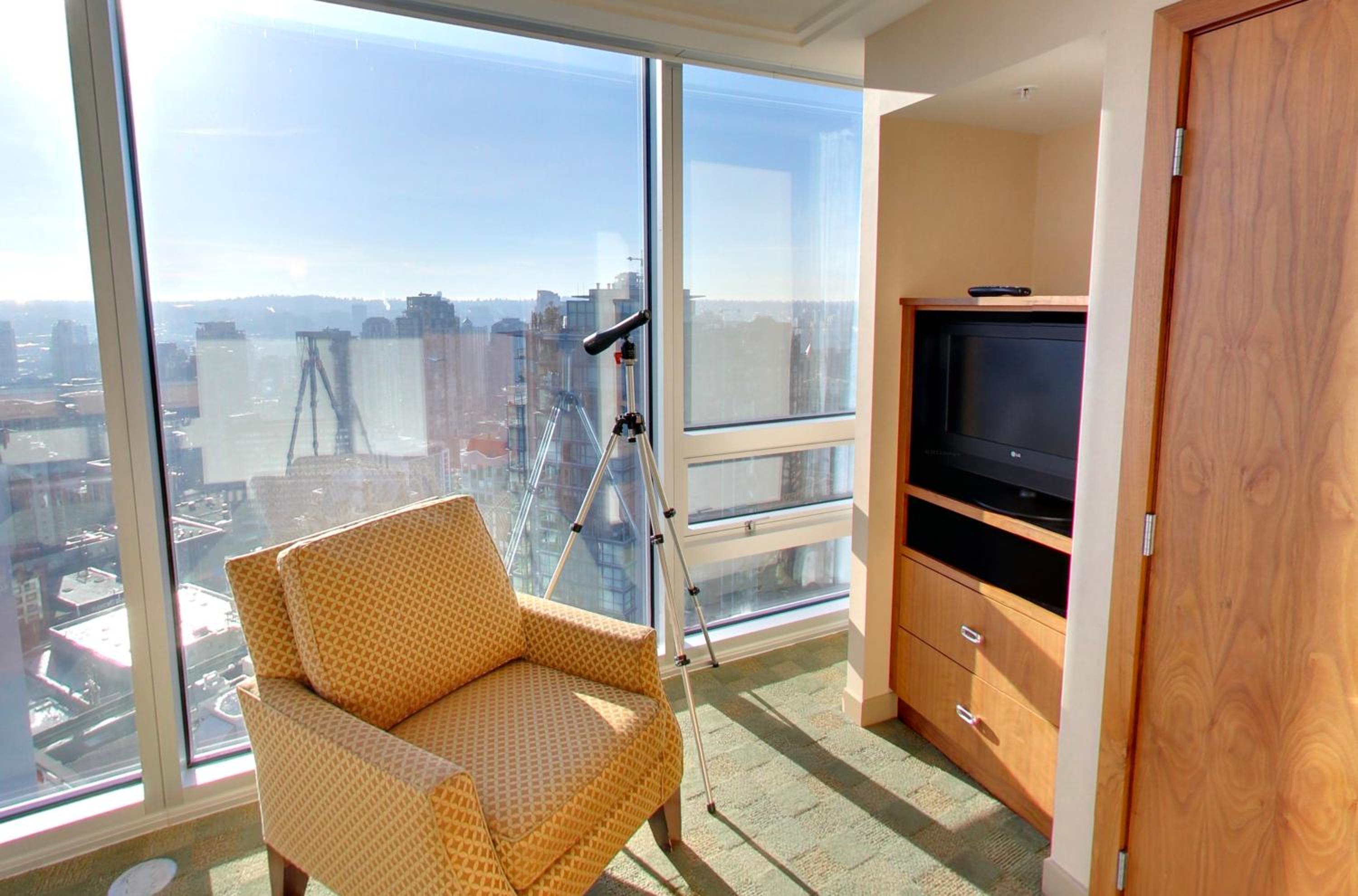One-Bedroom Suite with Two Bath thumbnail 5