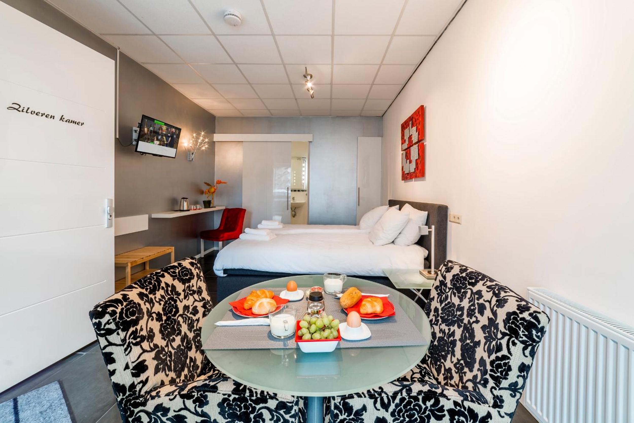 Double or Twin Room with Private Bathroom photo 3