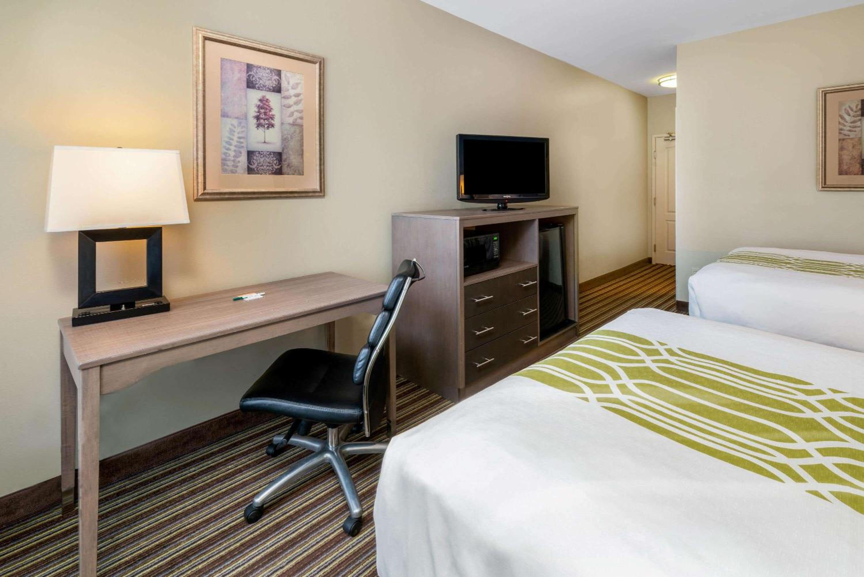 2 Queen Beds, Mobility/Hearing Accessible Room, Bathtub w/Grab Bars, Non-Smoking