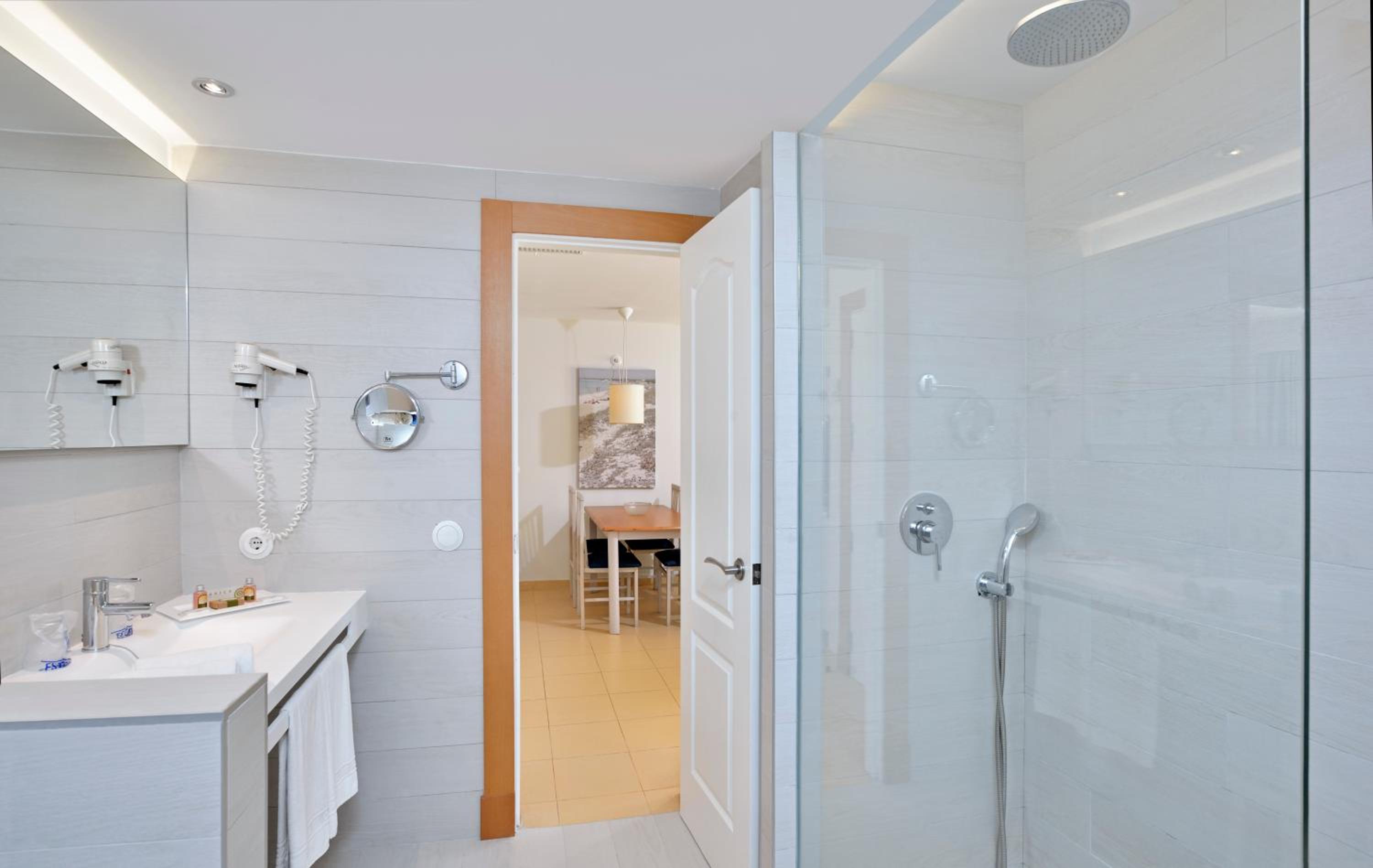One-Bedroom Apartment With Balcony (2 Adults + 2 Children) - Photo 4
