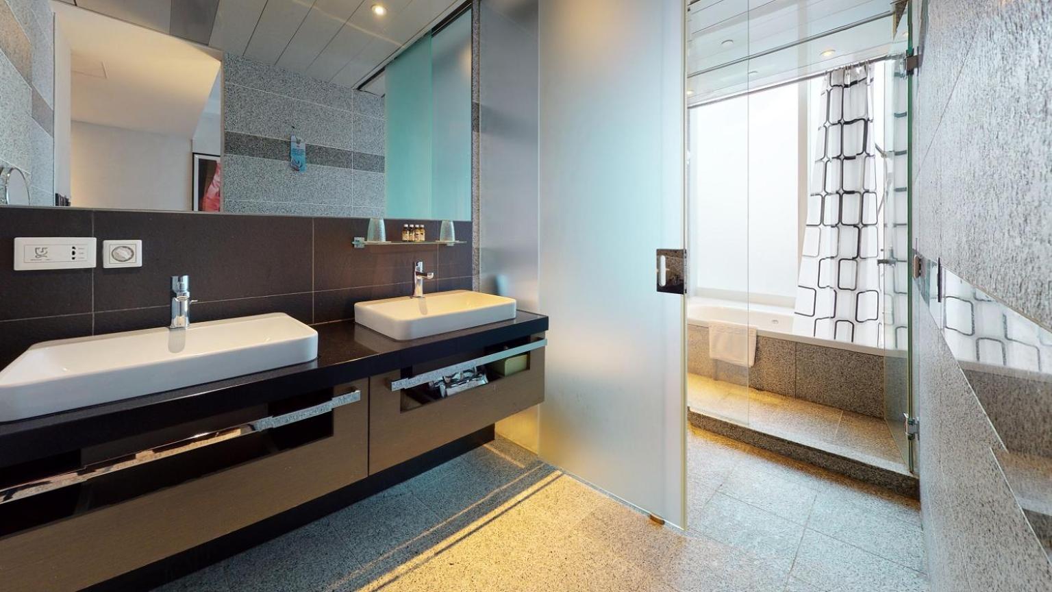 Deluxe King Room photo 2