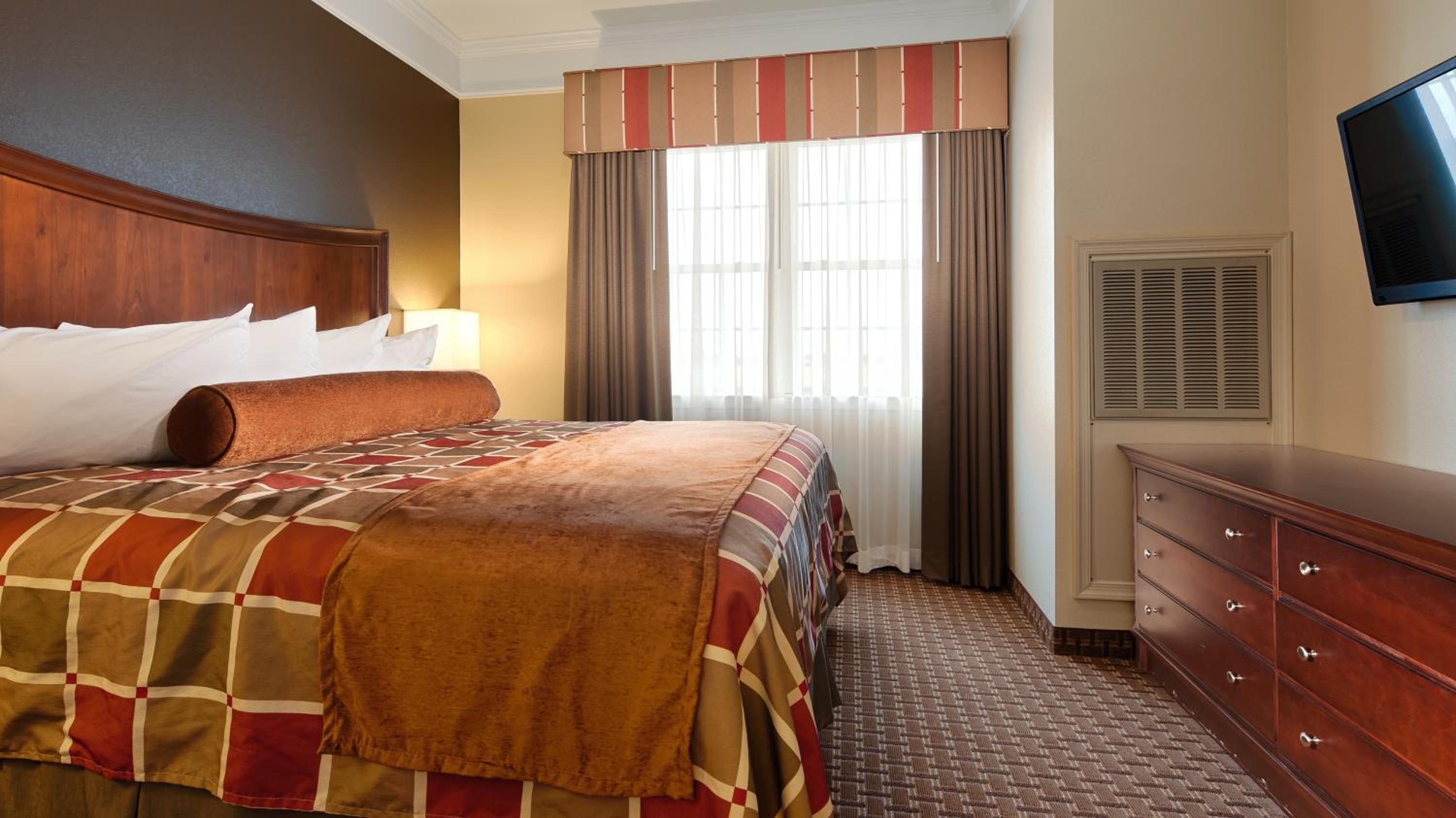 King Suite - Non-Smoking photo 2