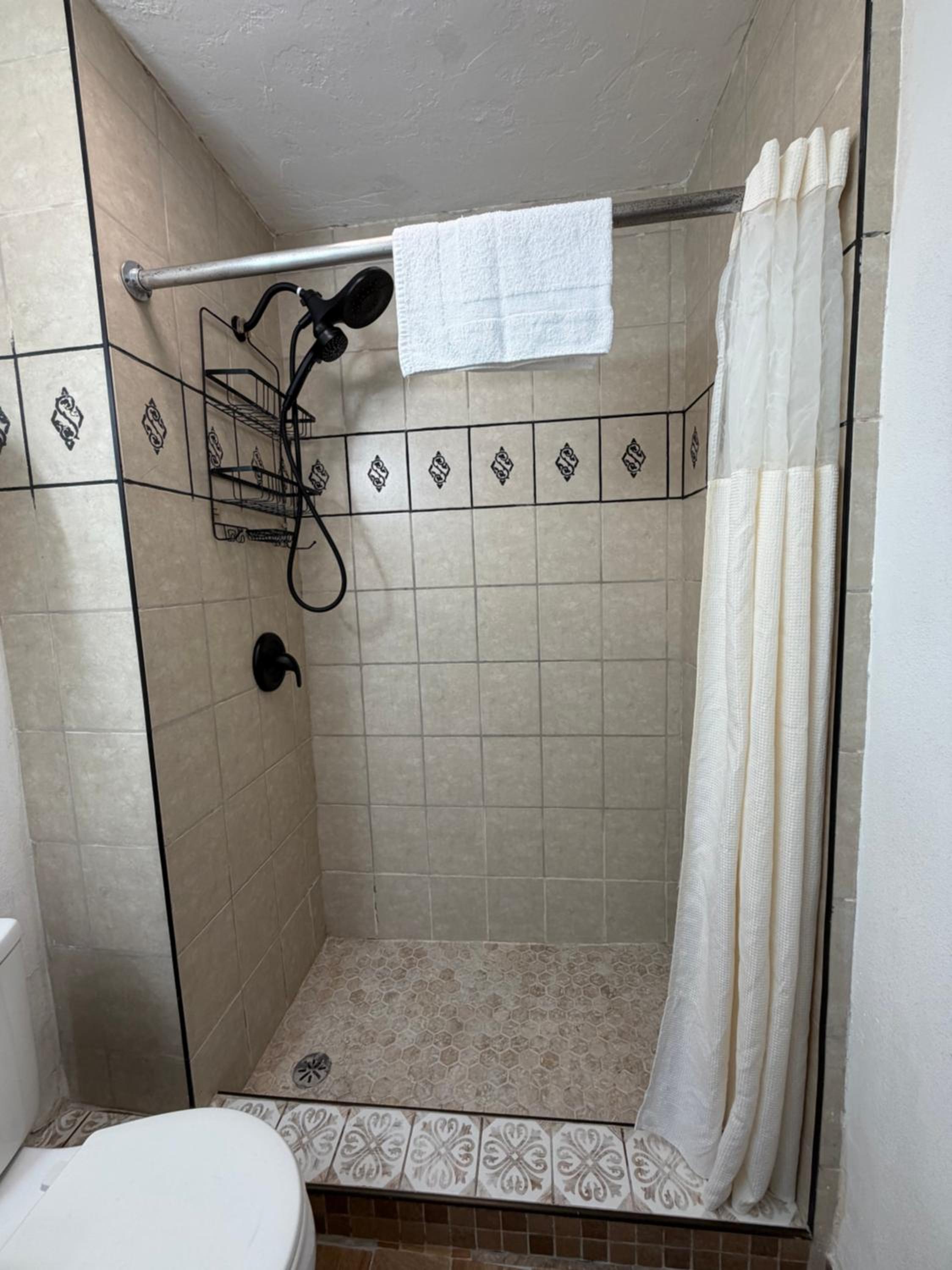 Suite - Photo 11
