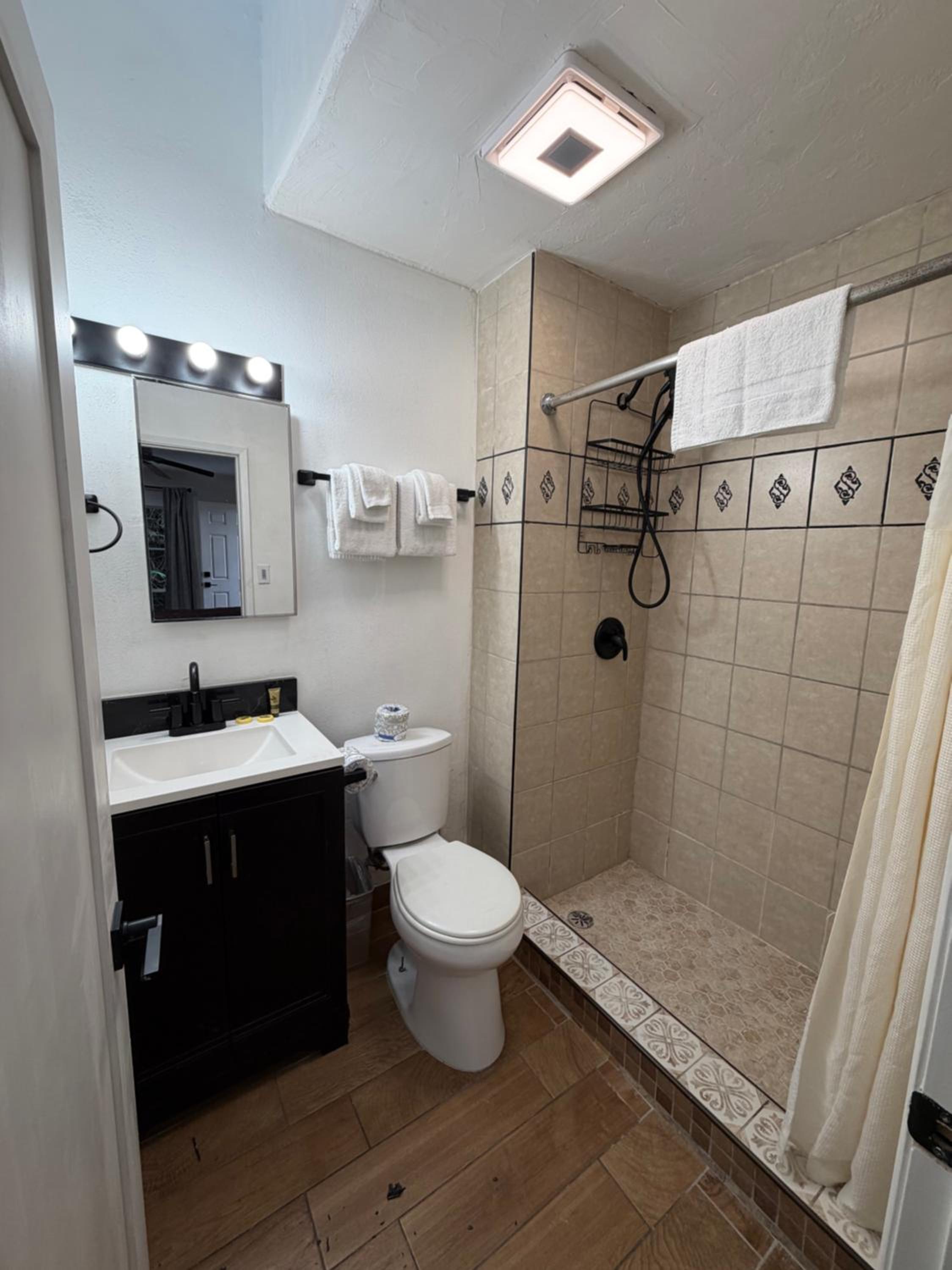 Suite - Photo 12