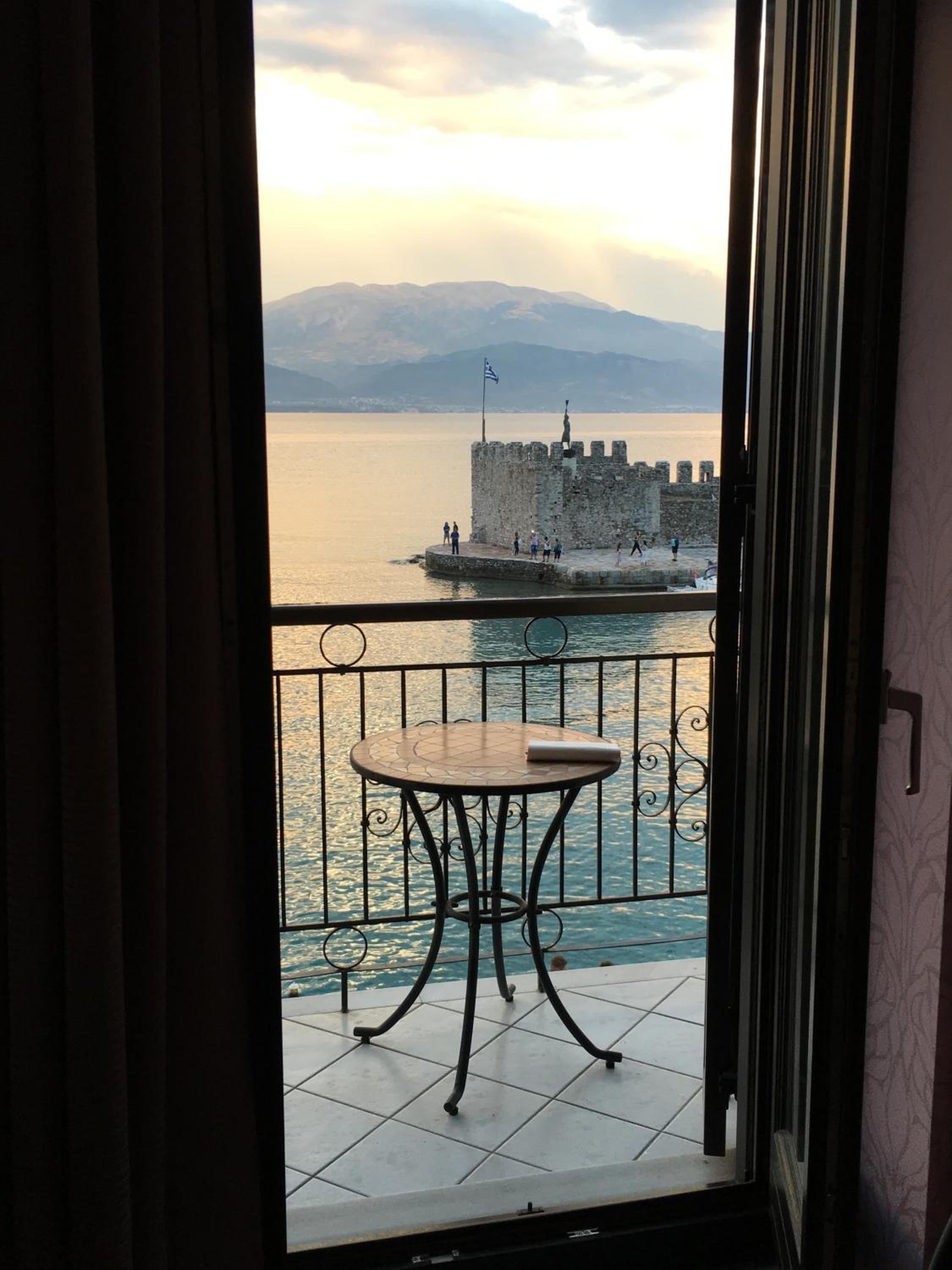 Double Room with Balcony and Sea View - Photo 11