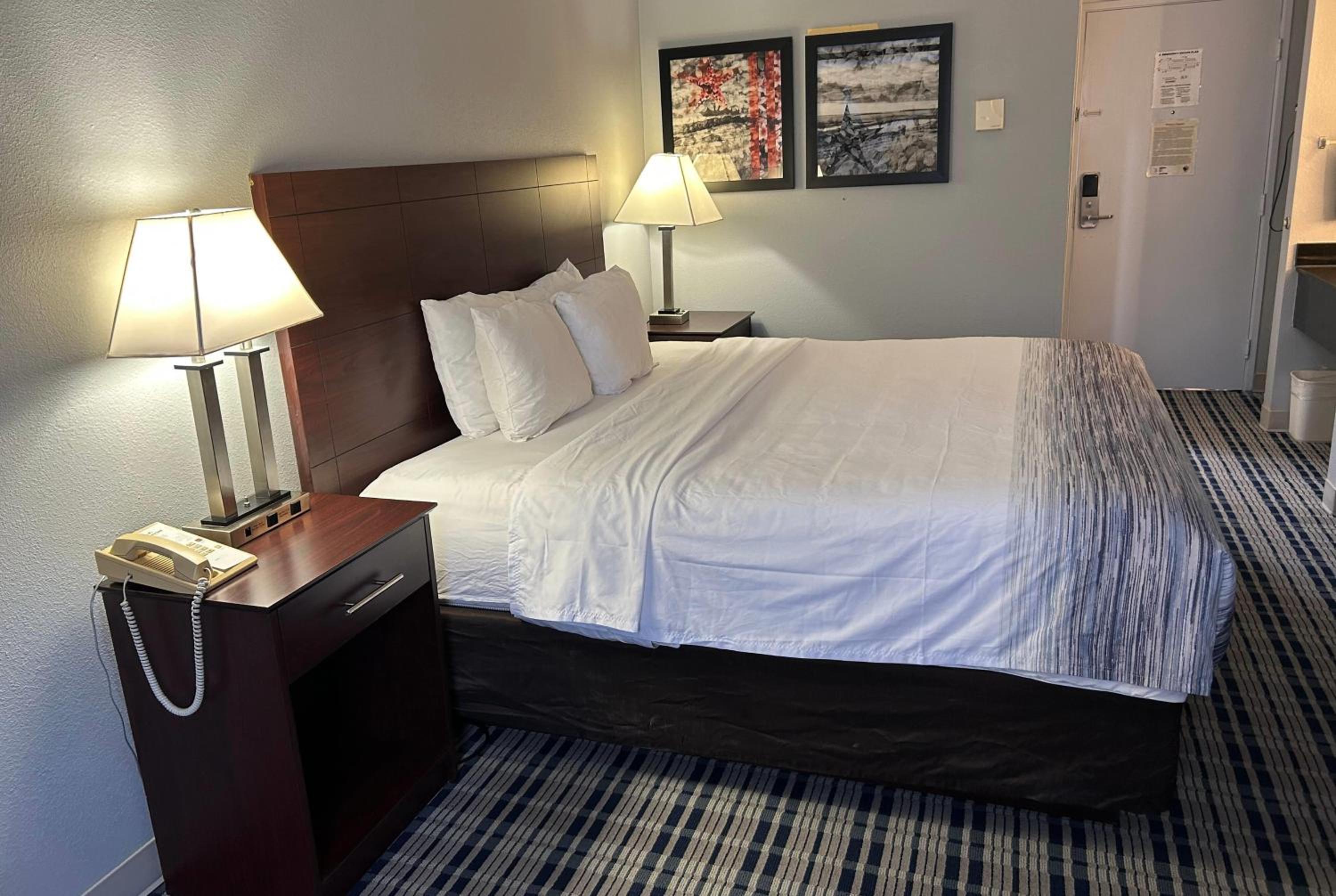 King Room with Roll-in Shower - Mobility Access/Non-Smoking photo 1