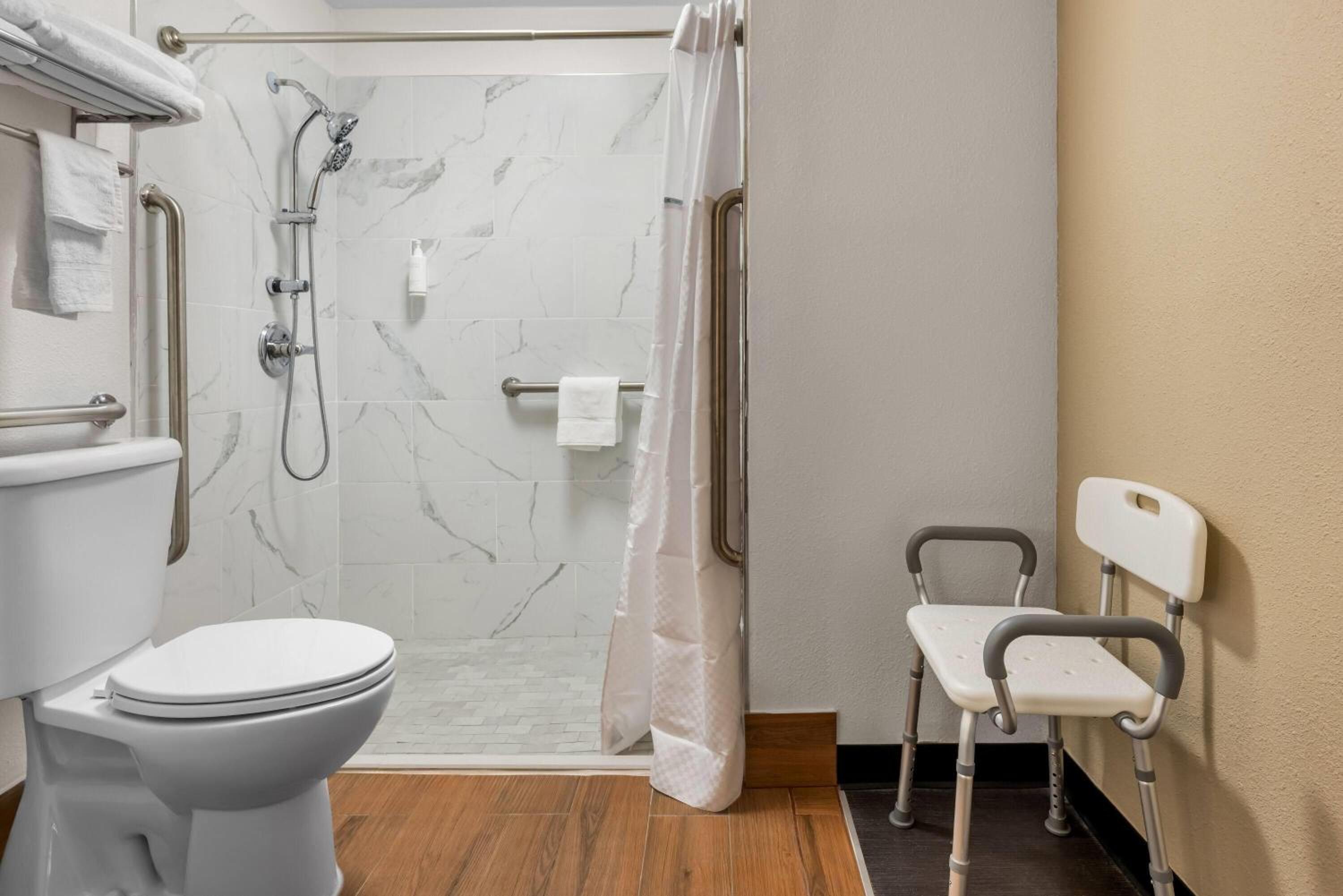 Queen Room with Two Queen Beds and Roll-in Shower - Mobility Accessible/Non-Smoking photo 1