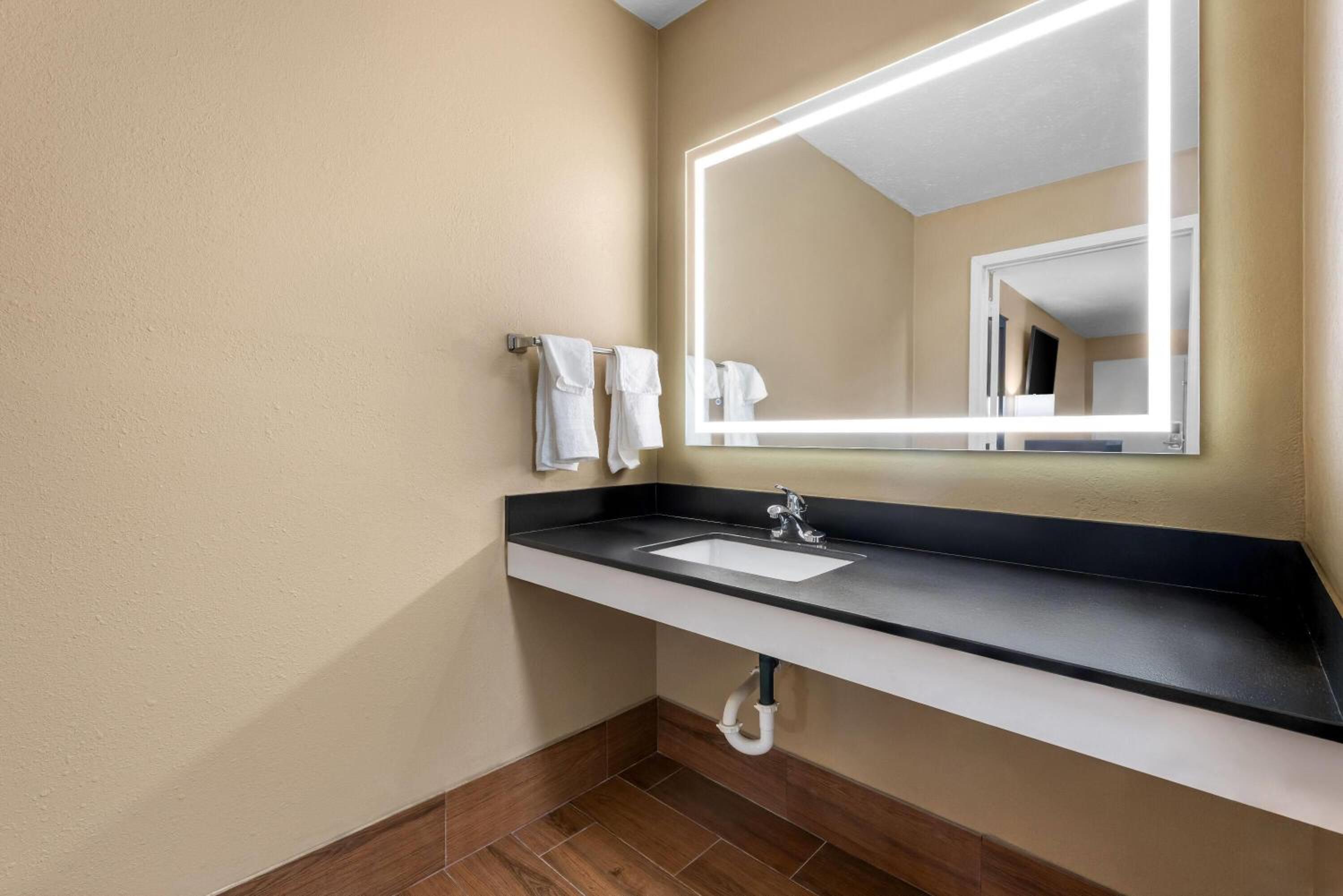 Queen Room with Two Queen Beds and Roll-in Shower - Mobility Accessible/Non-Smoking photo 2