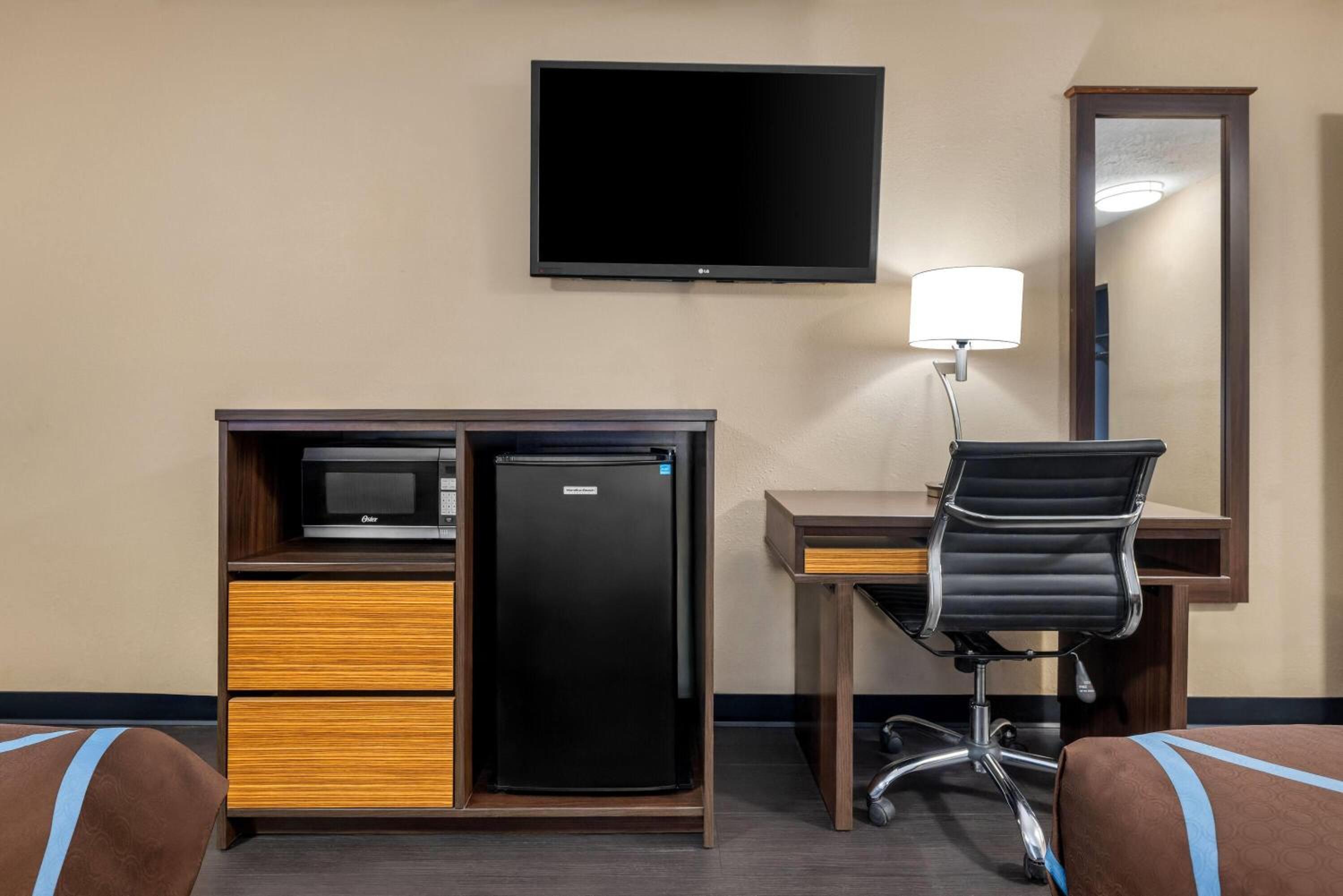 Queen Room with Two Queen Beds and Roll-in Shower - Mobility Accessible/Non-Smoking photo 3