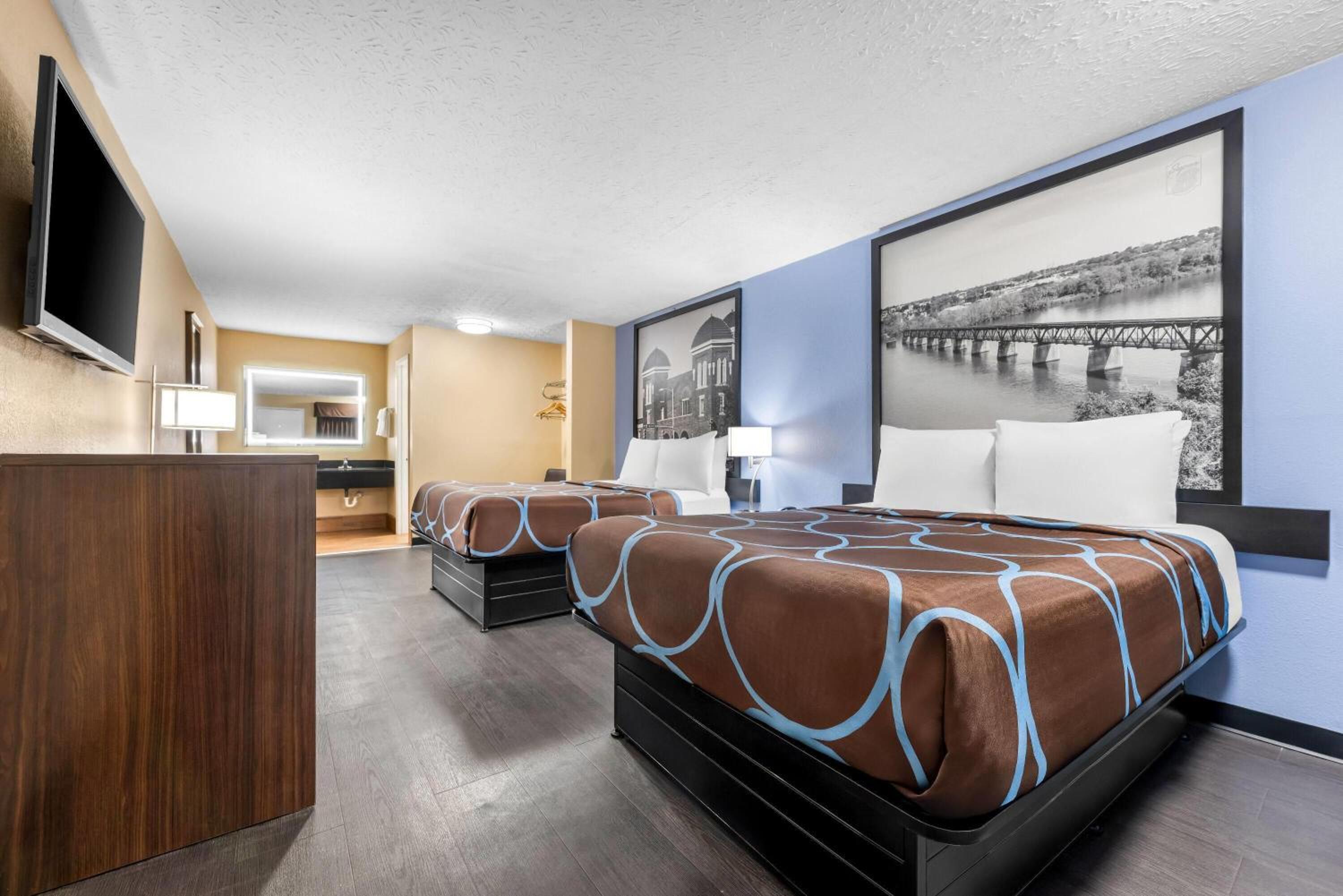 Queen Room with Two Queen Beds - Smoking photo 3