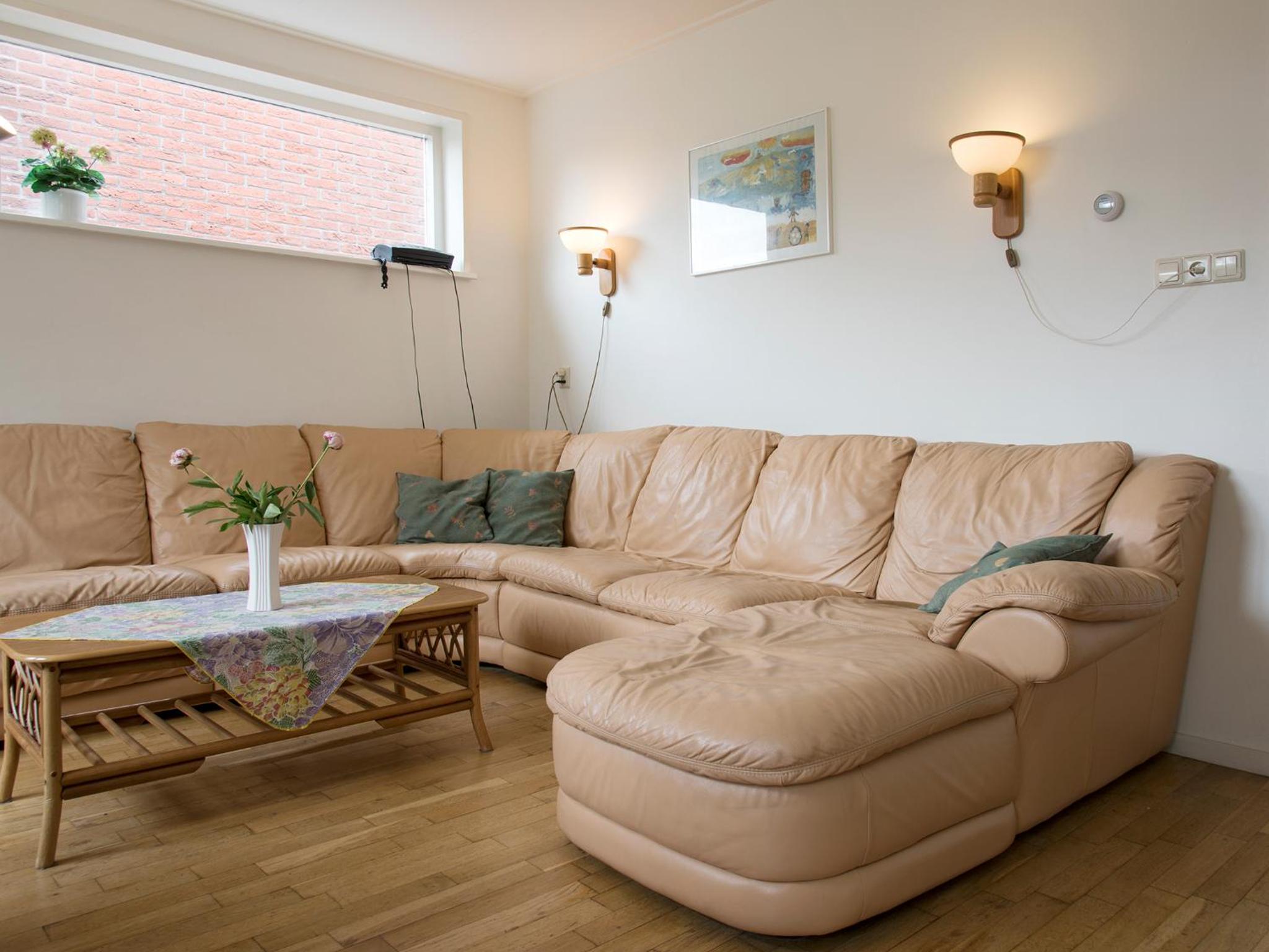 Six-Bedroom House photo 3