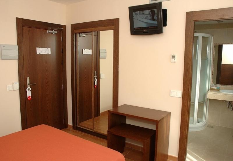 Twin Room - Photo 3
