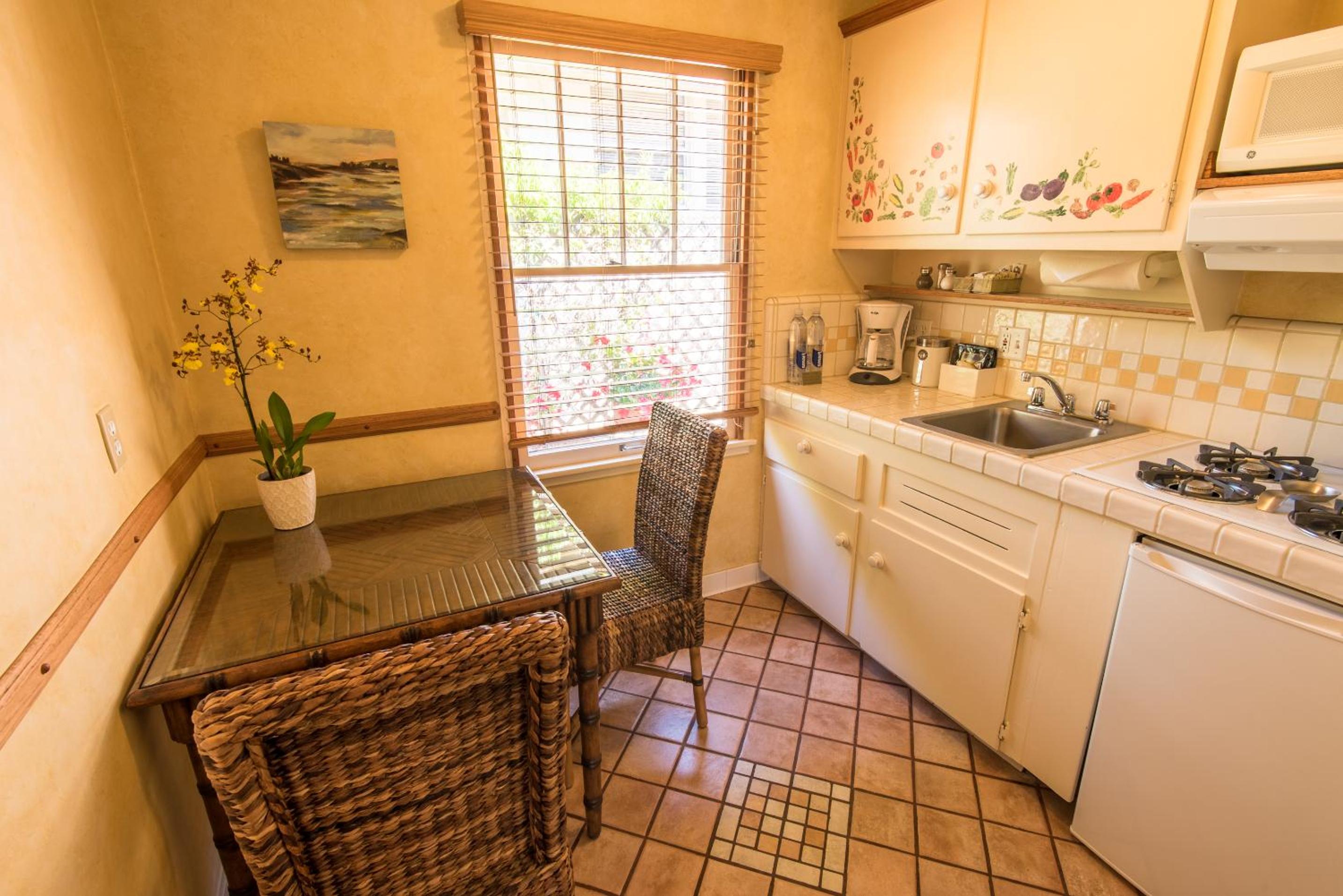 Queen Studio with Kitchen - Five - Photo 6