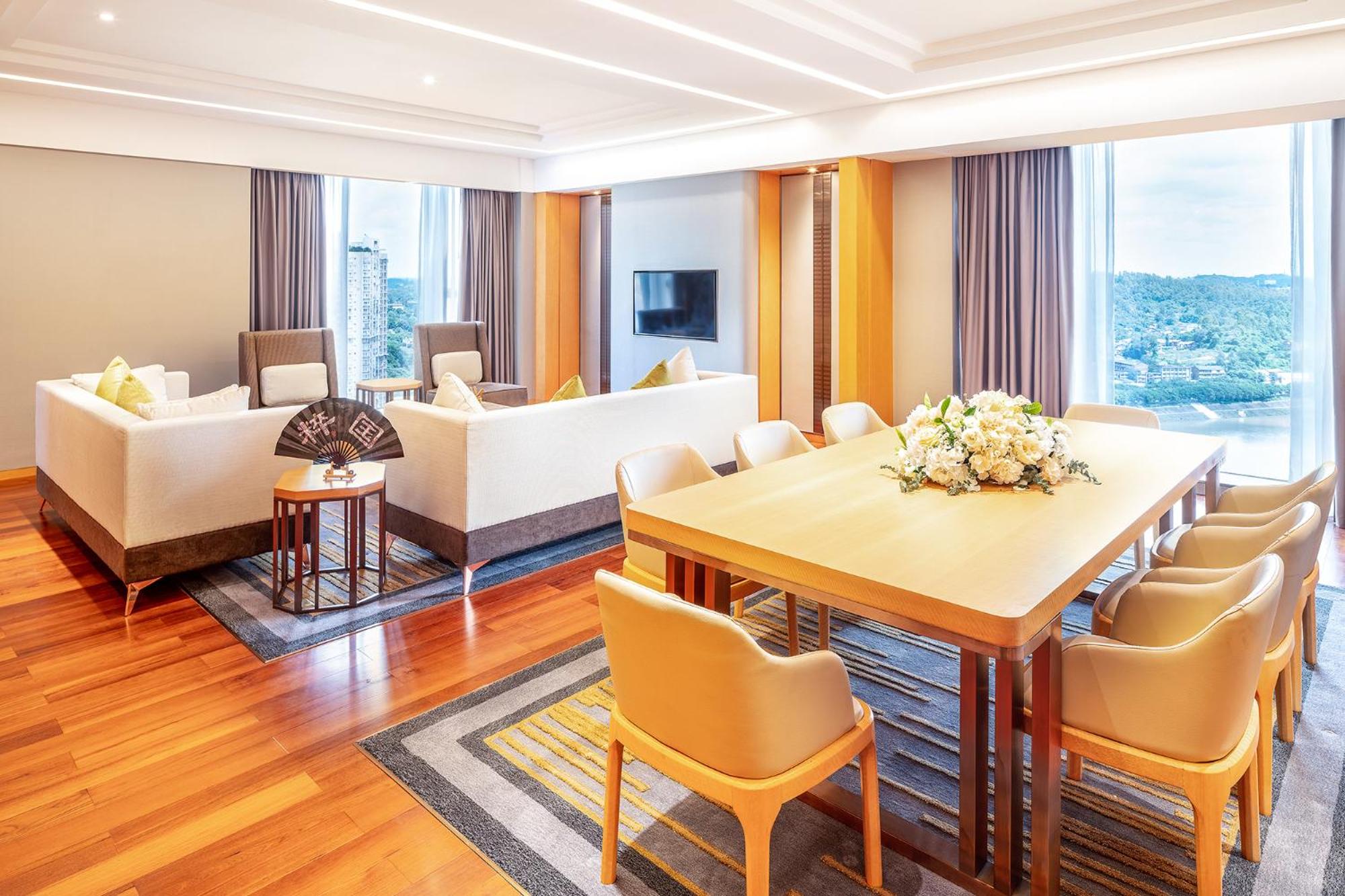 One-Bedroom Suite with Dining and Meeting Areas photo 3