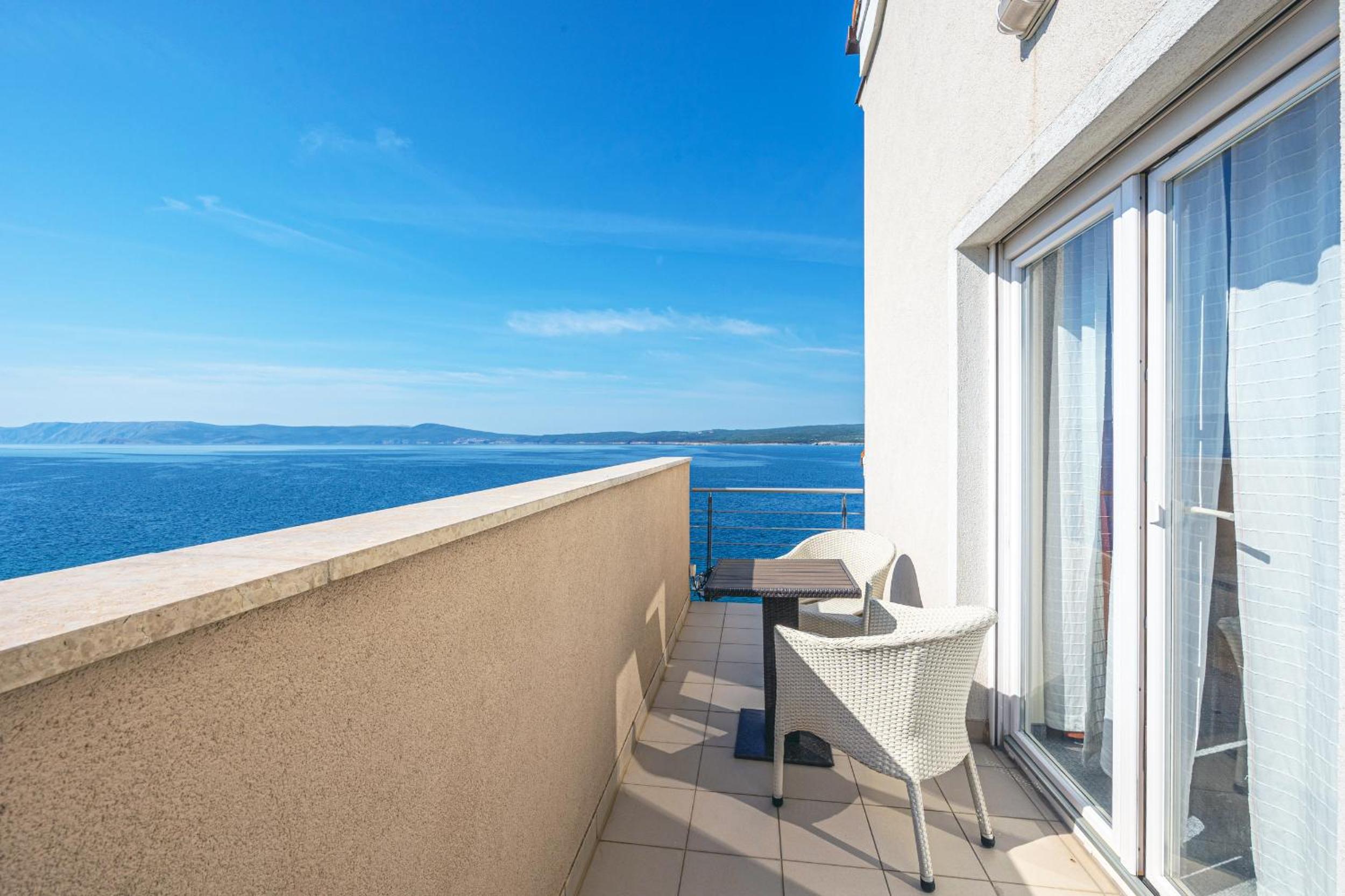 Double or Twin Room with Side Sea View - Photo 4