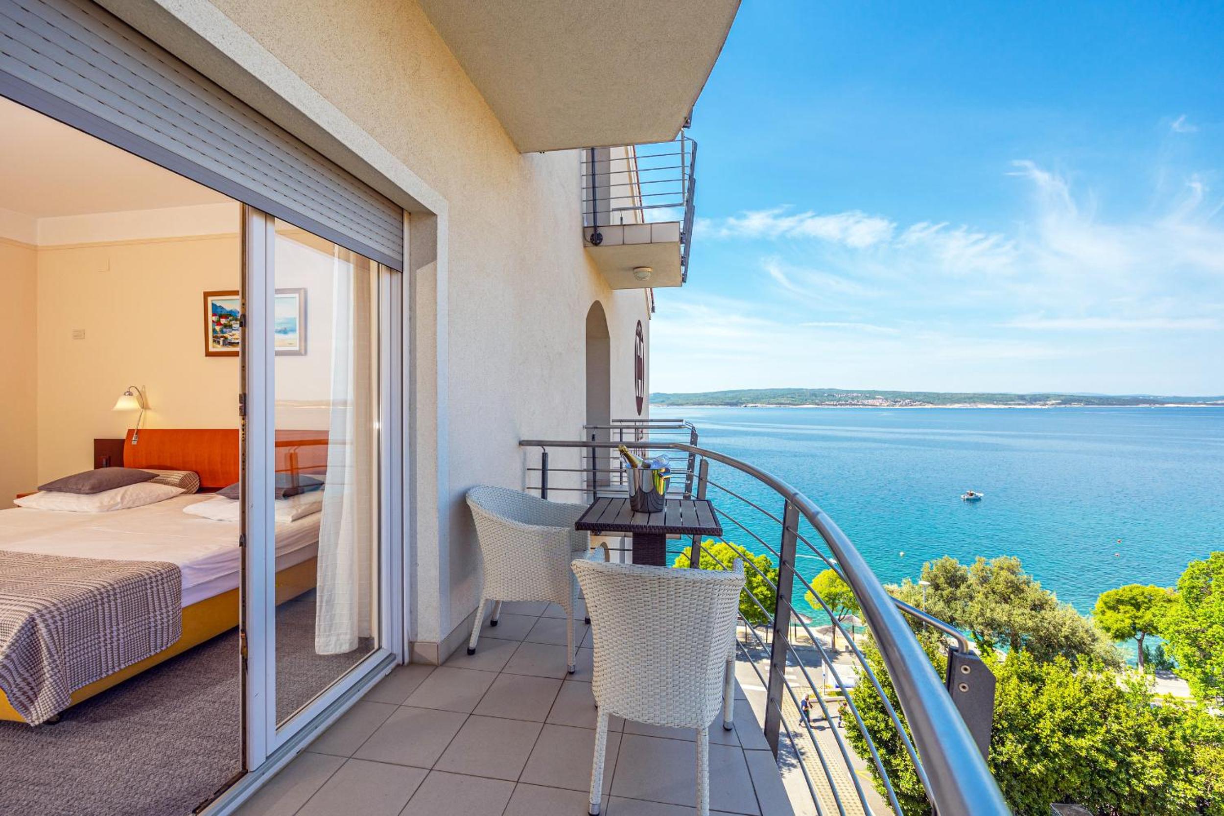 Double or Twin Room with Side Sea View - Photo 6