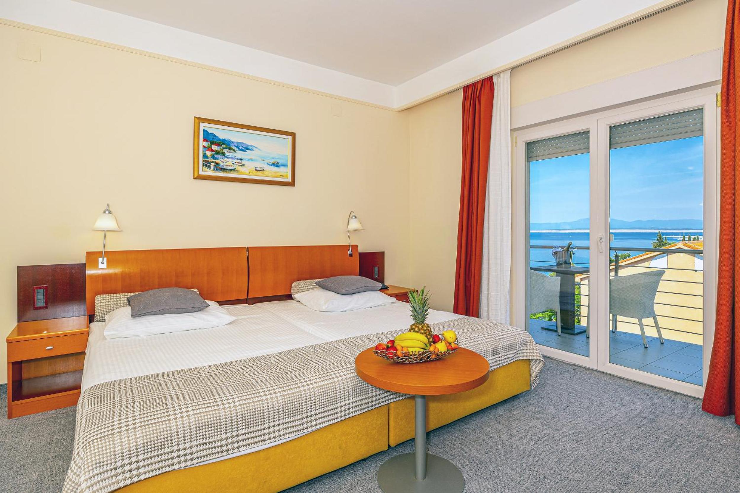 Double or Twin Room with Side Sea View - Photo 5