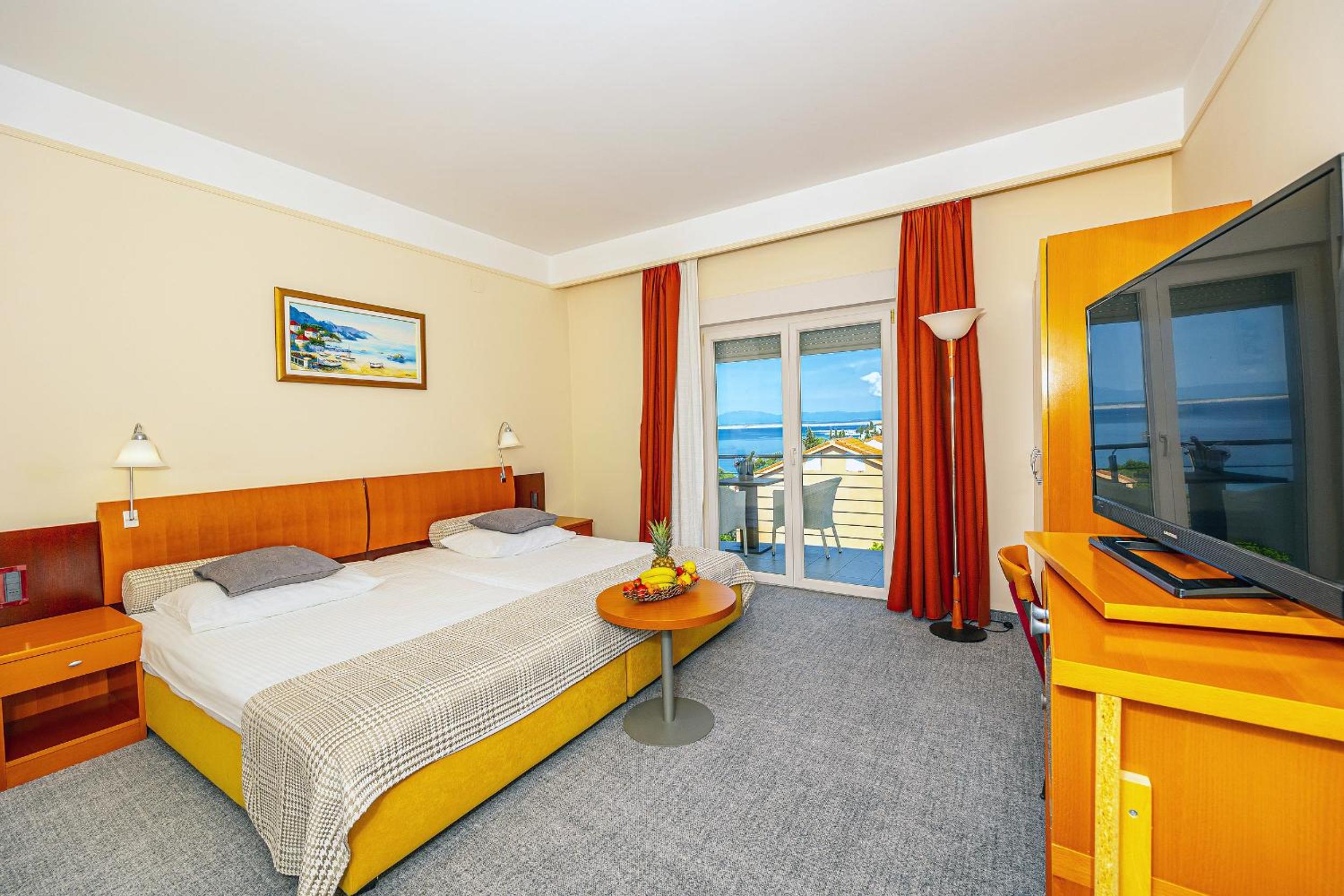 Double or Twin Room with Side Sea View - Photo 8
