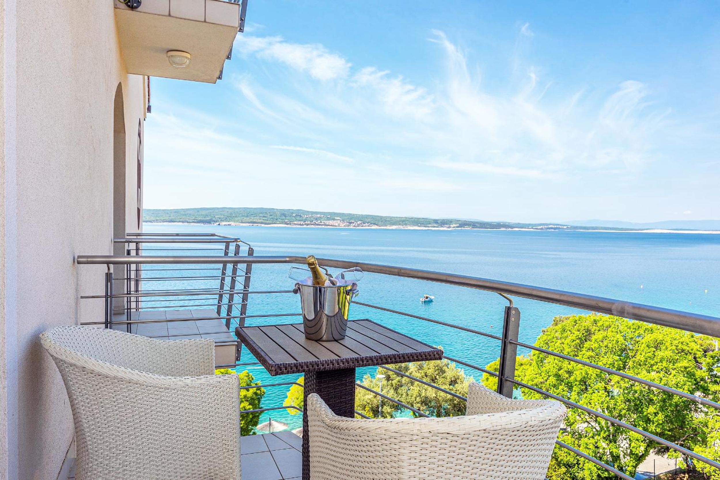 Double or Twin Room with Side Sea View - Photo 7