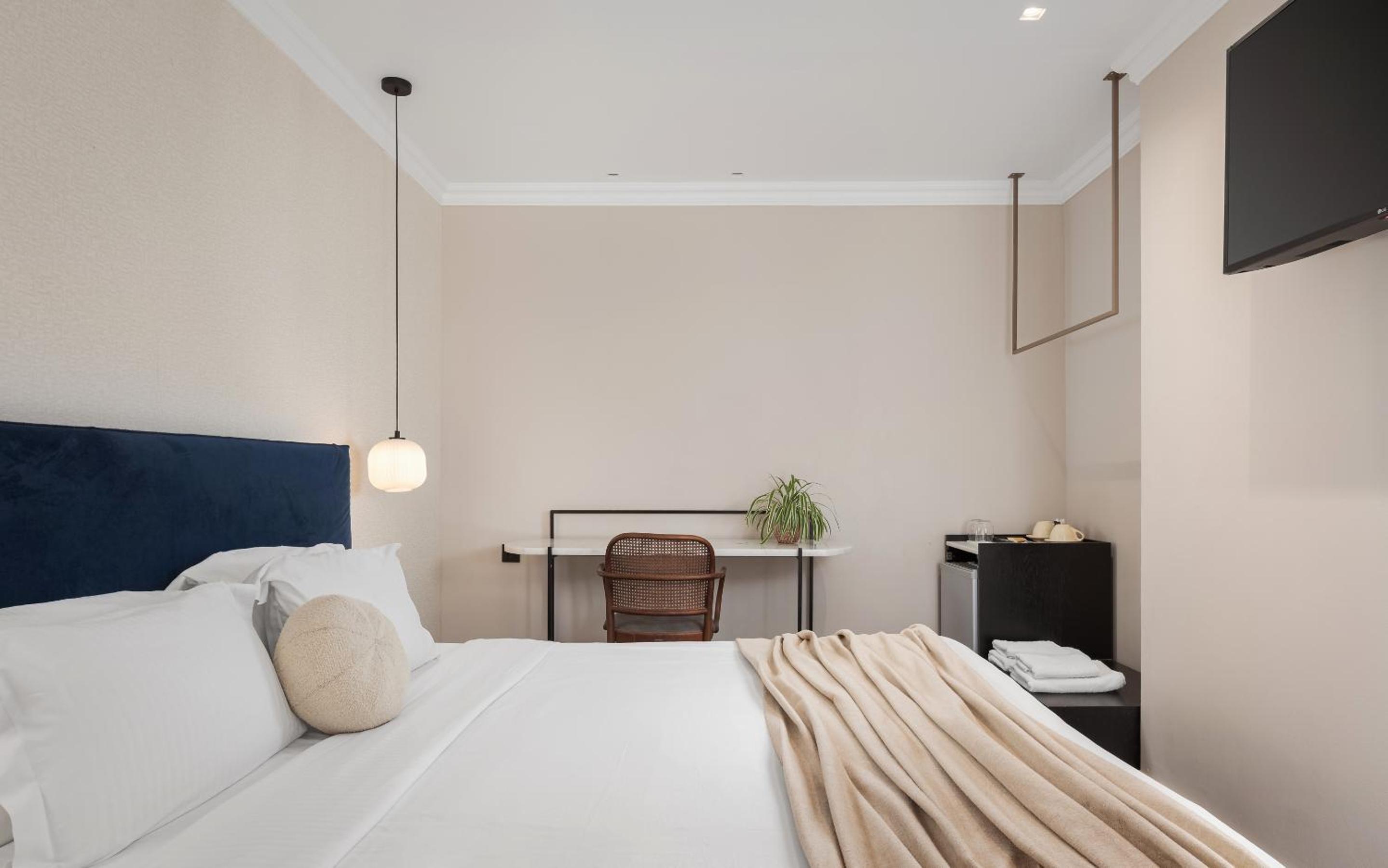 Standard Double Room thumbnail 5