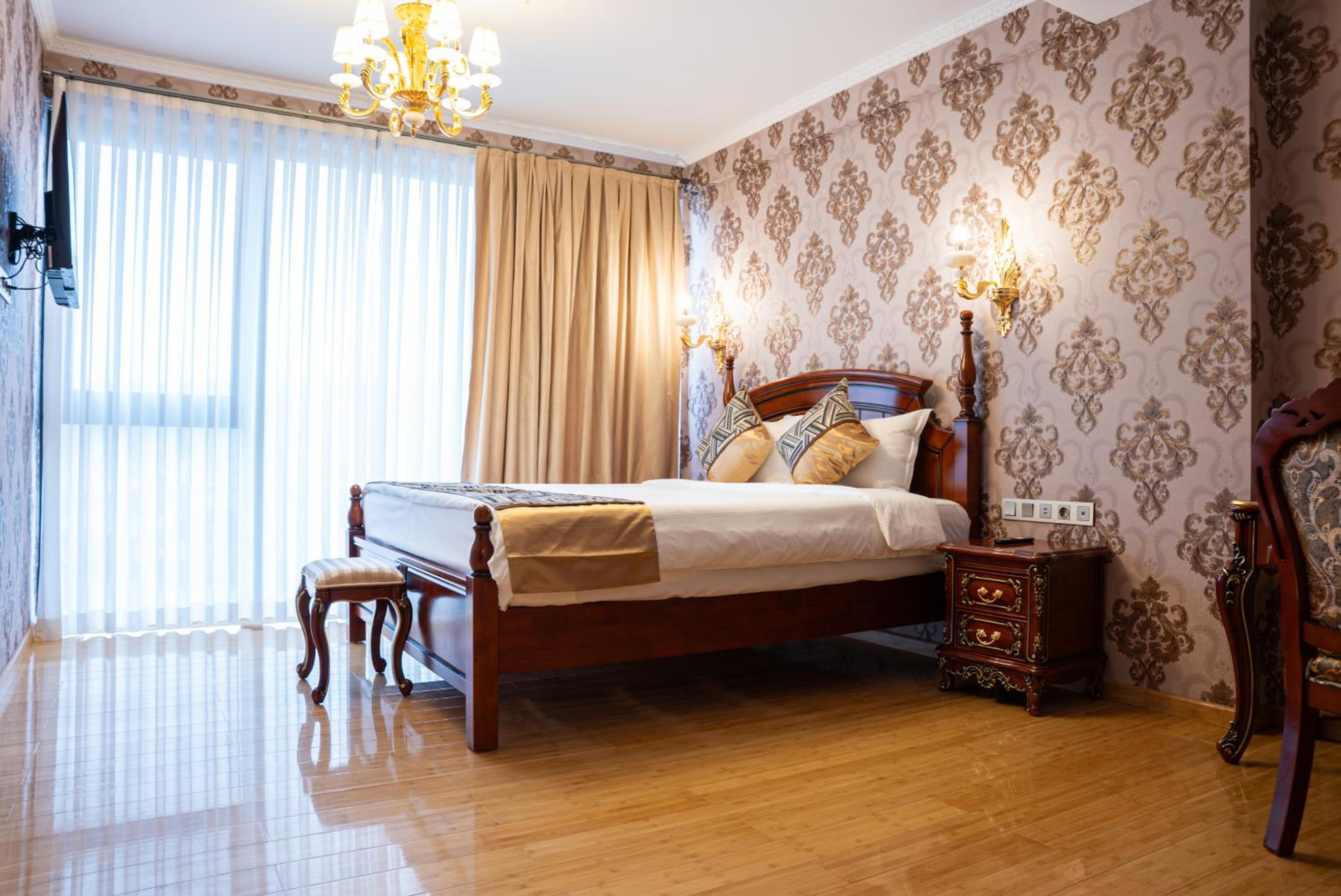 Deluxe King Room - Photo 2