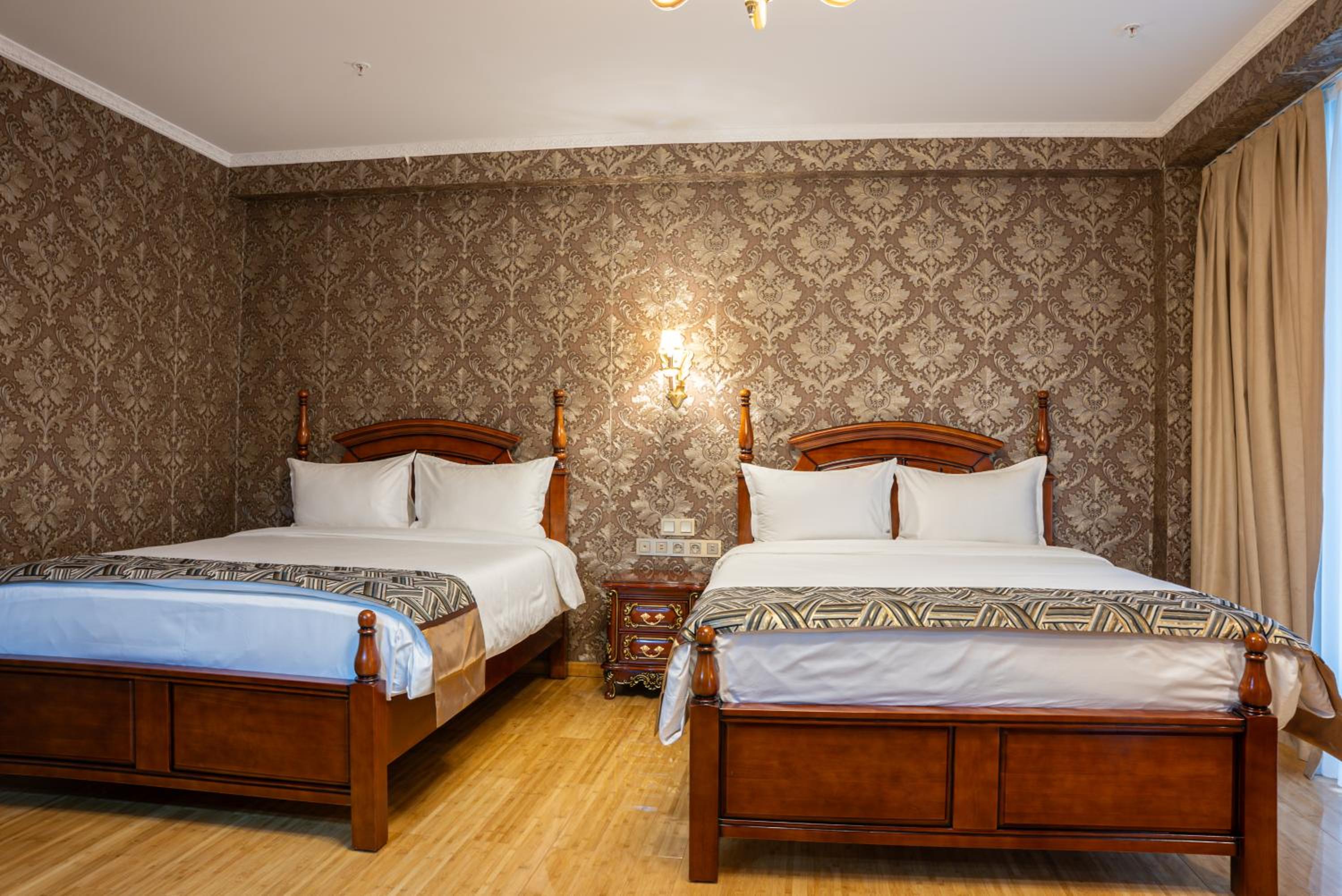 Deluxe King Room - Photo 4