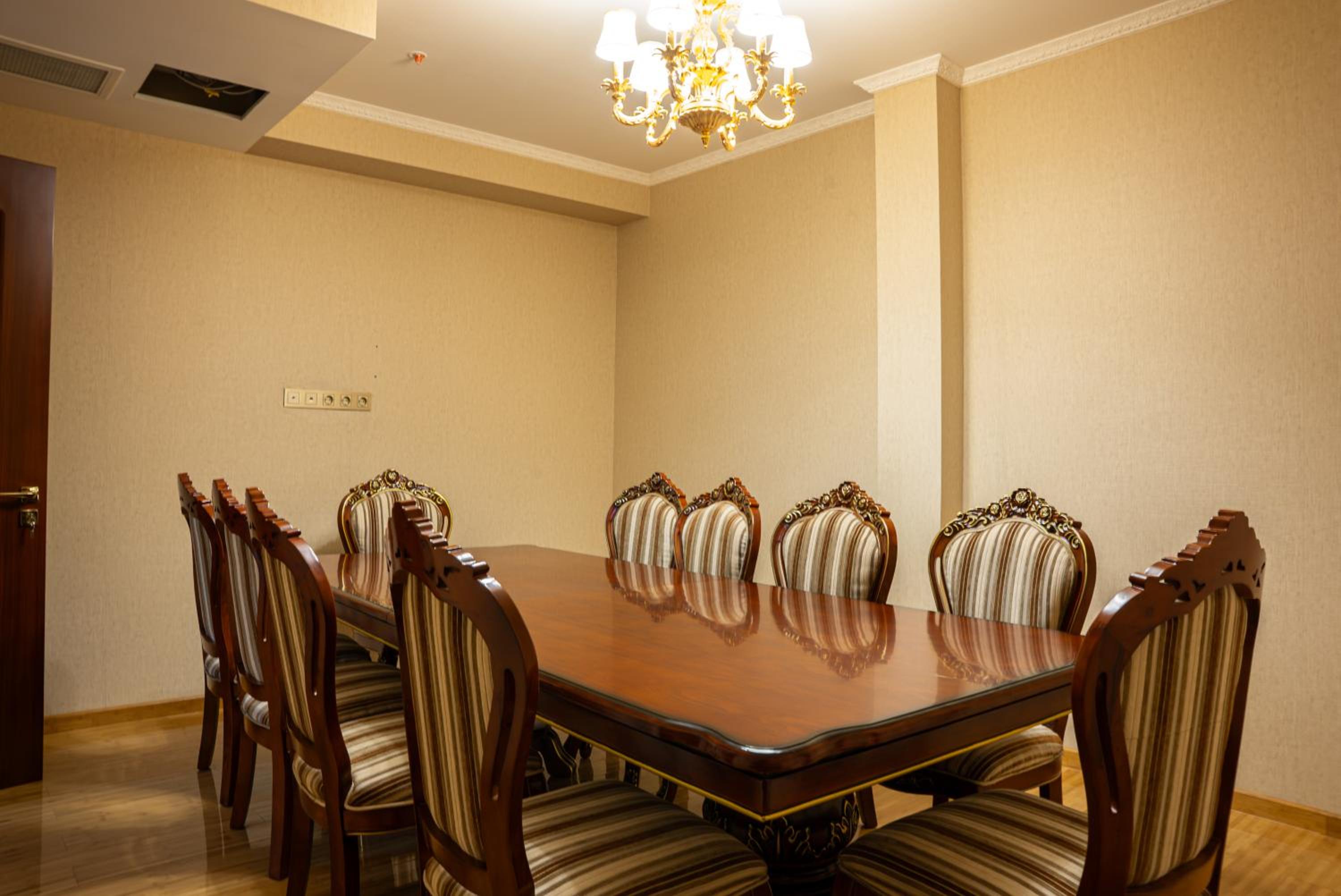 Deluxe King Room - Photo 5