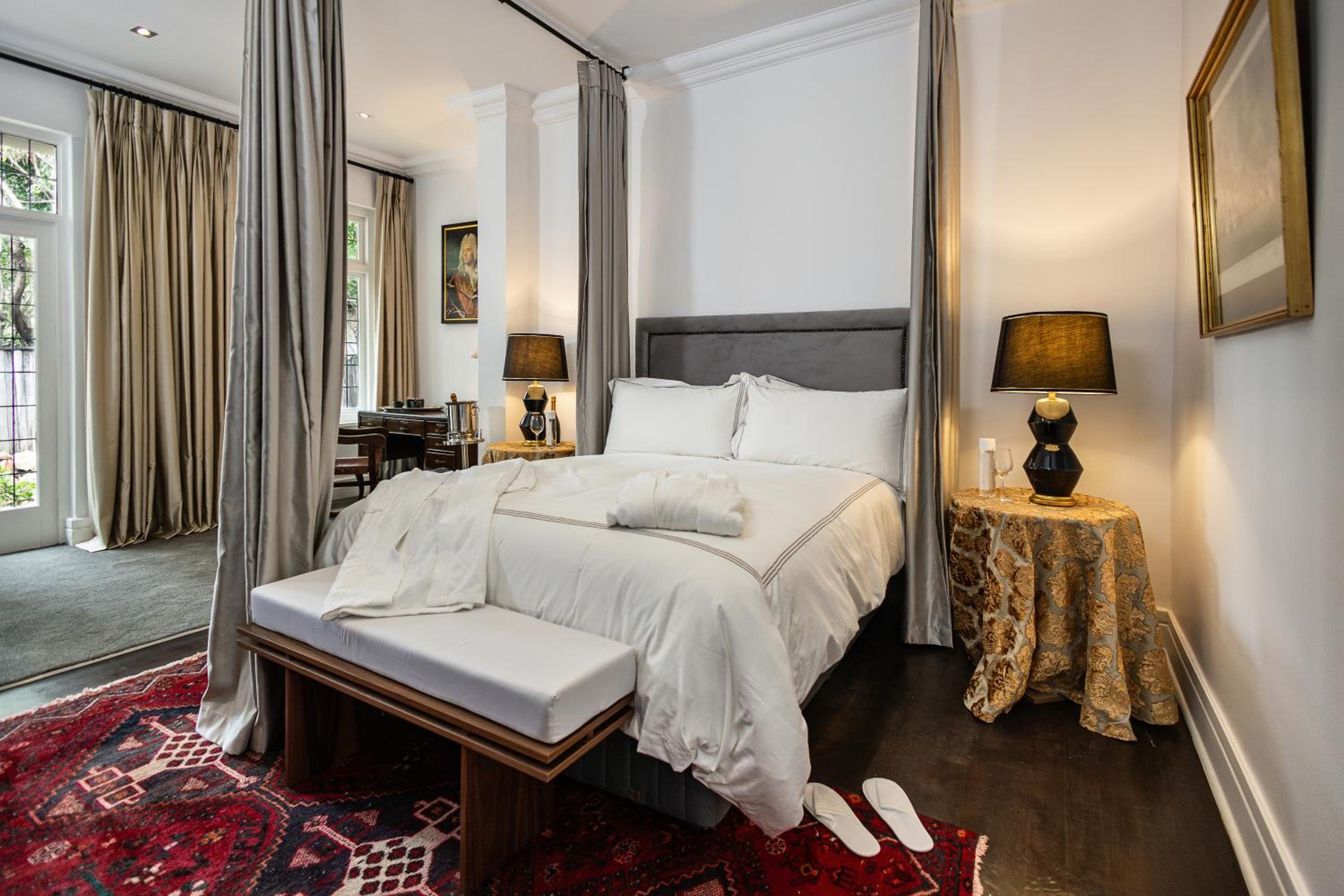 Deluxe Queen Suite