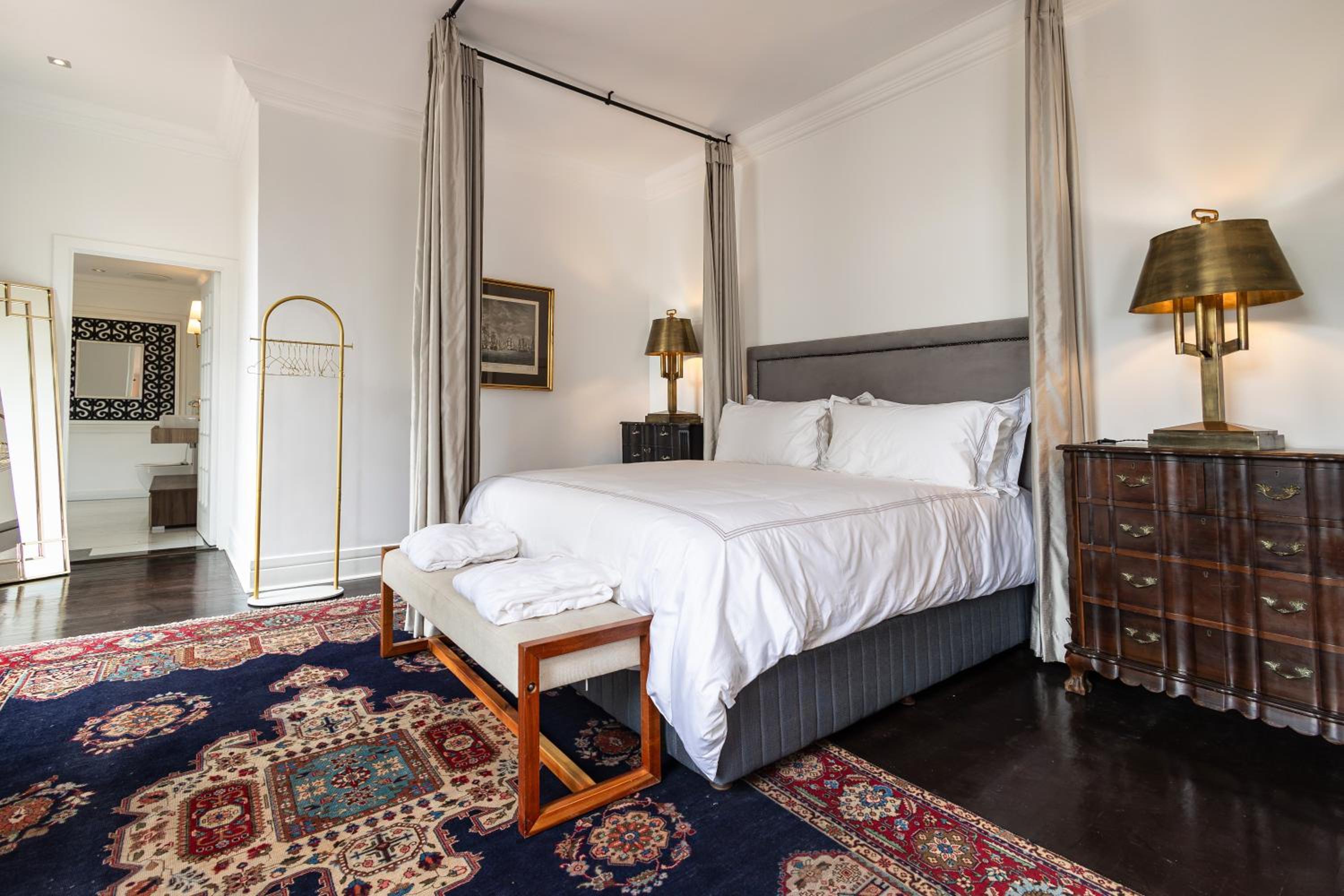 Deluxe Queen Suite