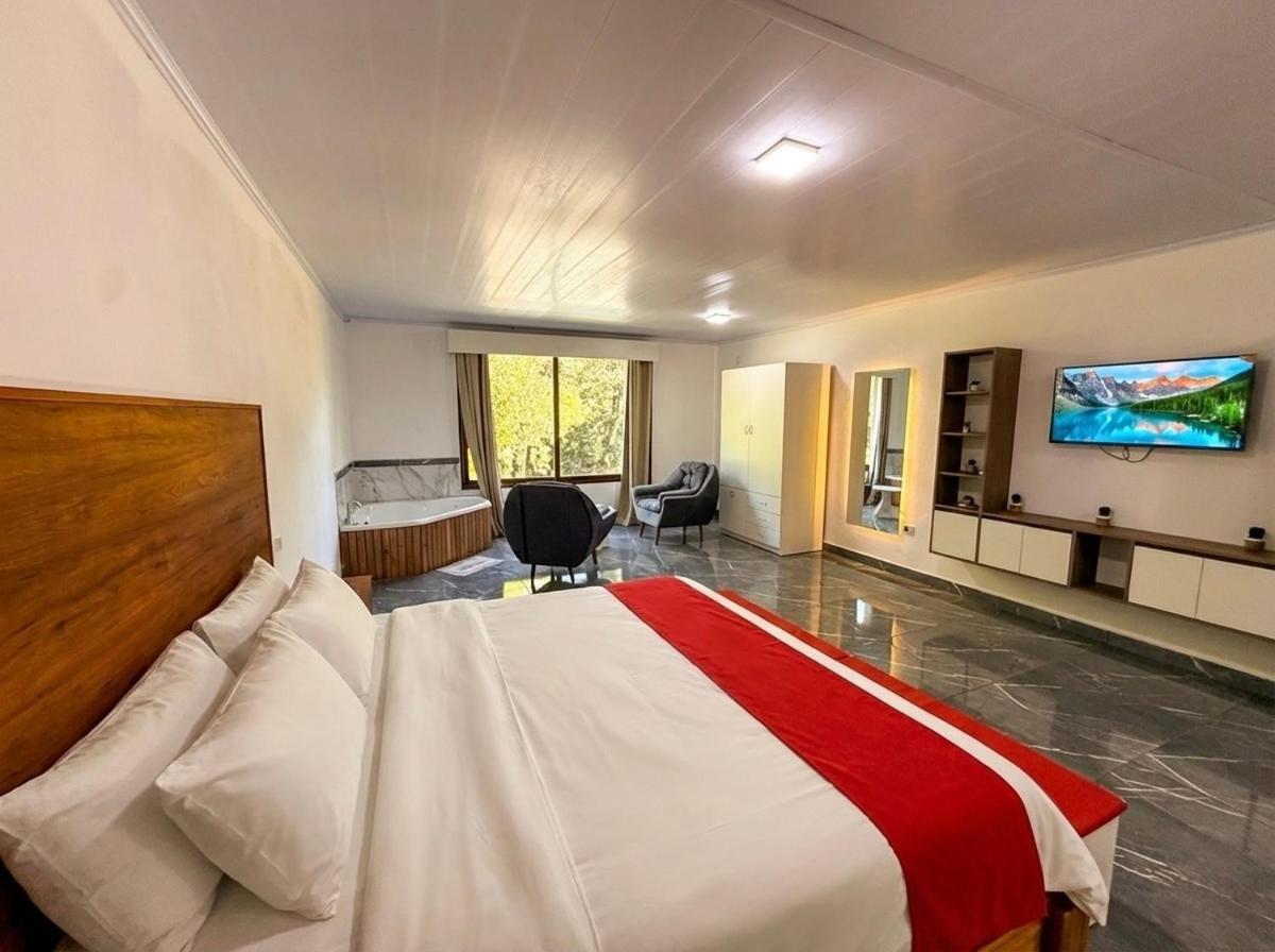 Deluxe Suite with Spa Bath photo 3