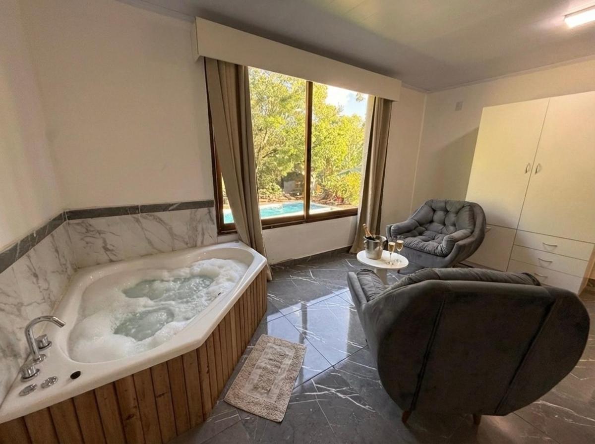 Deluxe Suite with Spa Bath photo 2