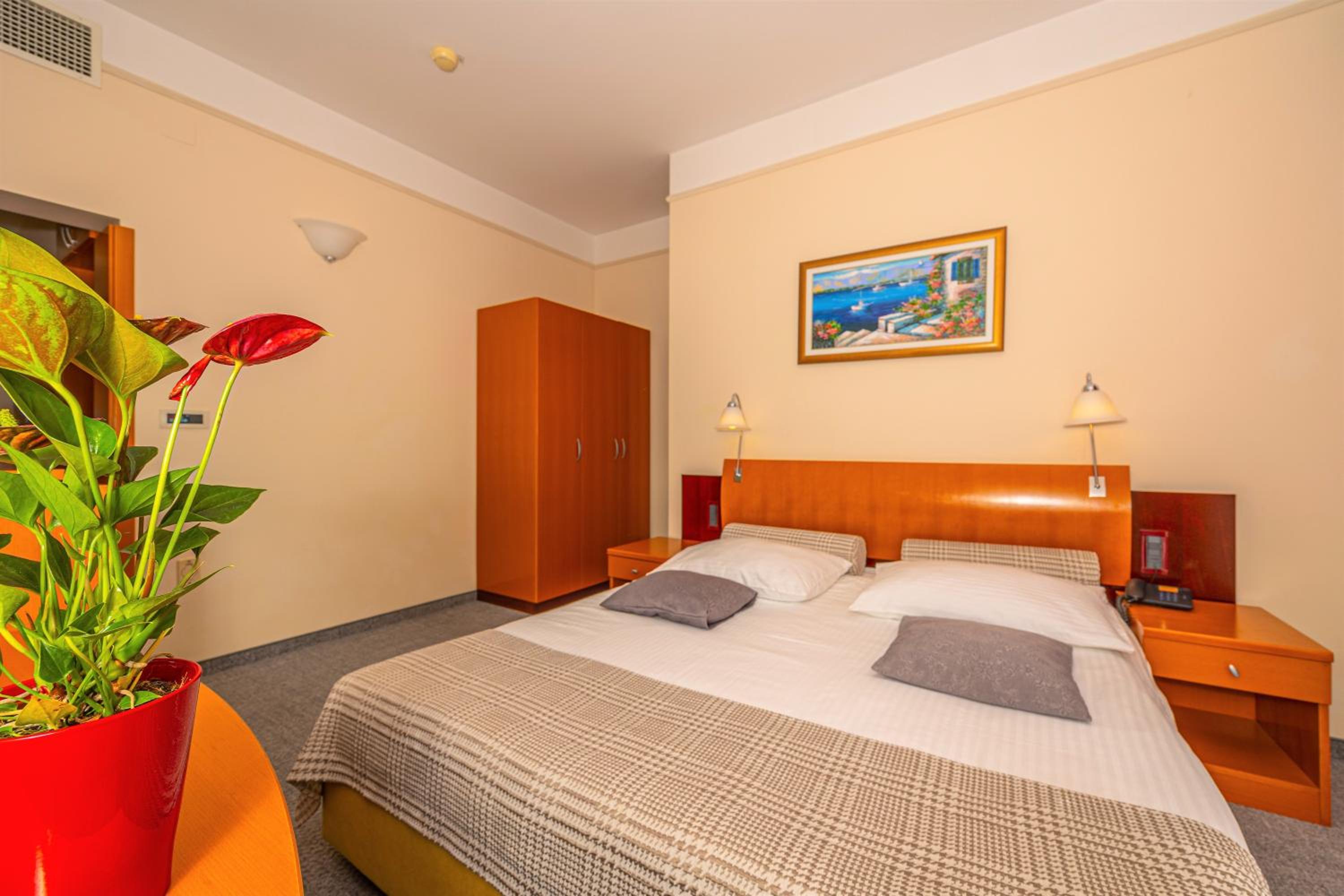 Double or Twin Room with Side Sea View - Photo 1