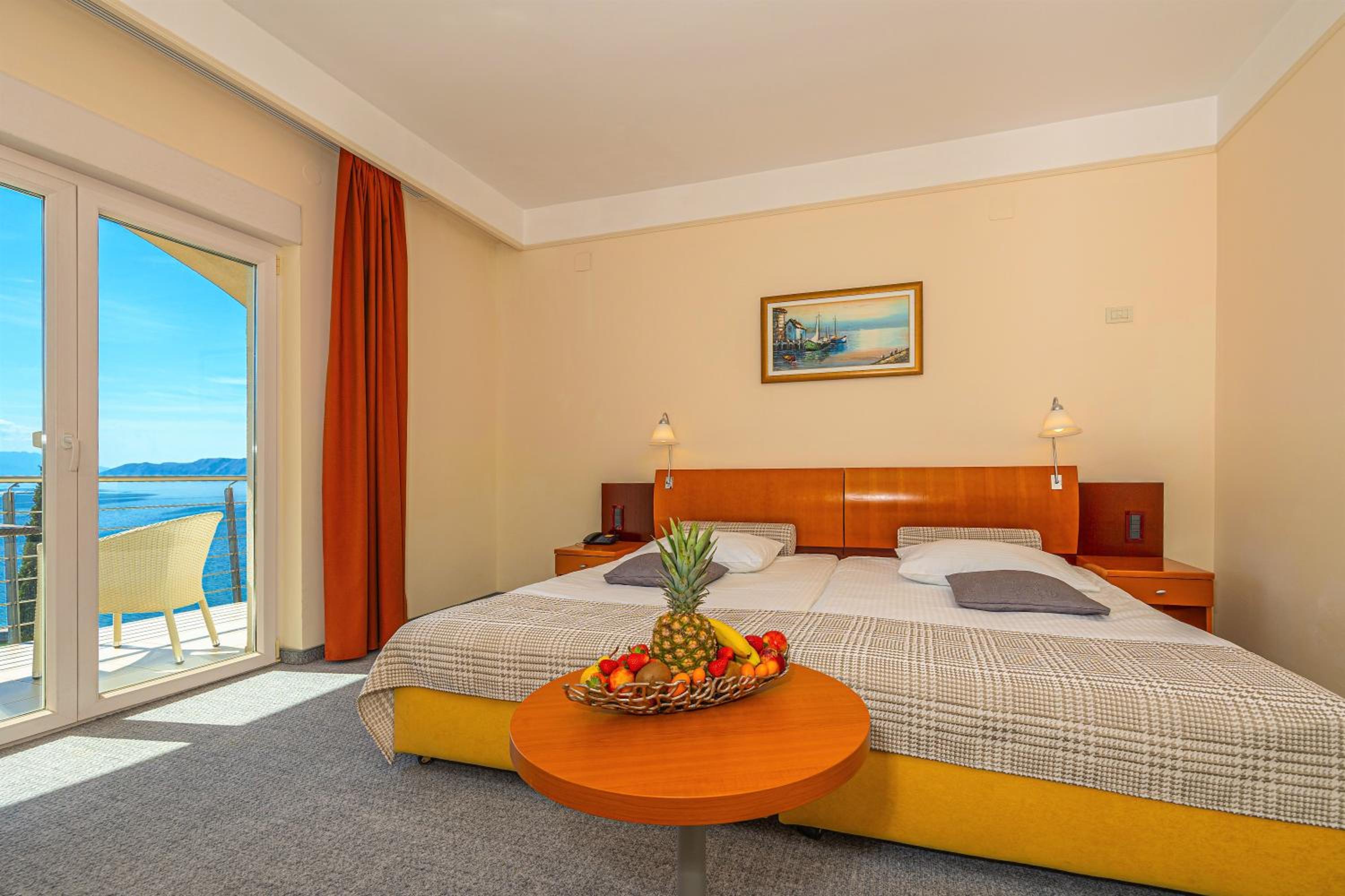Double or Twin Room with Side Sea View - Photo 9