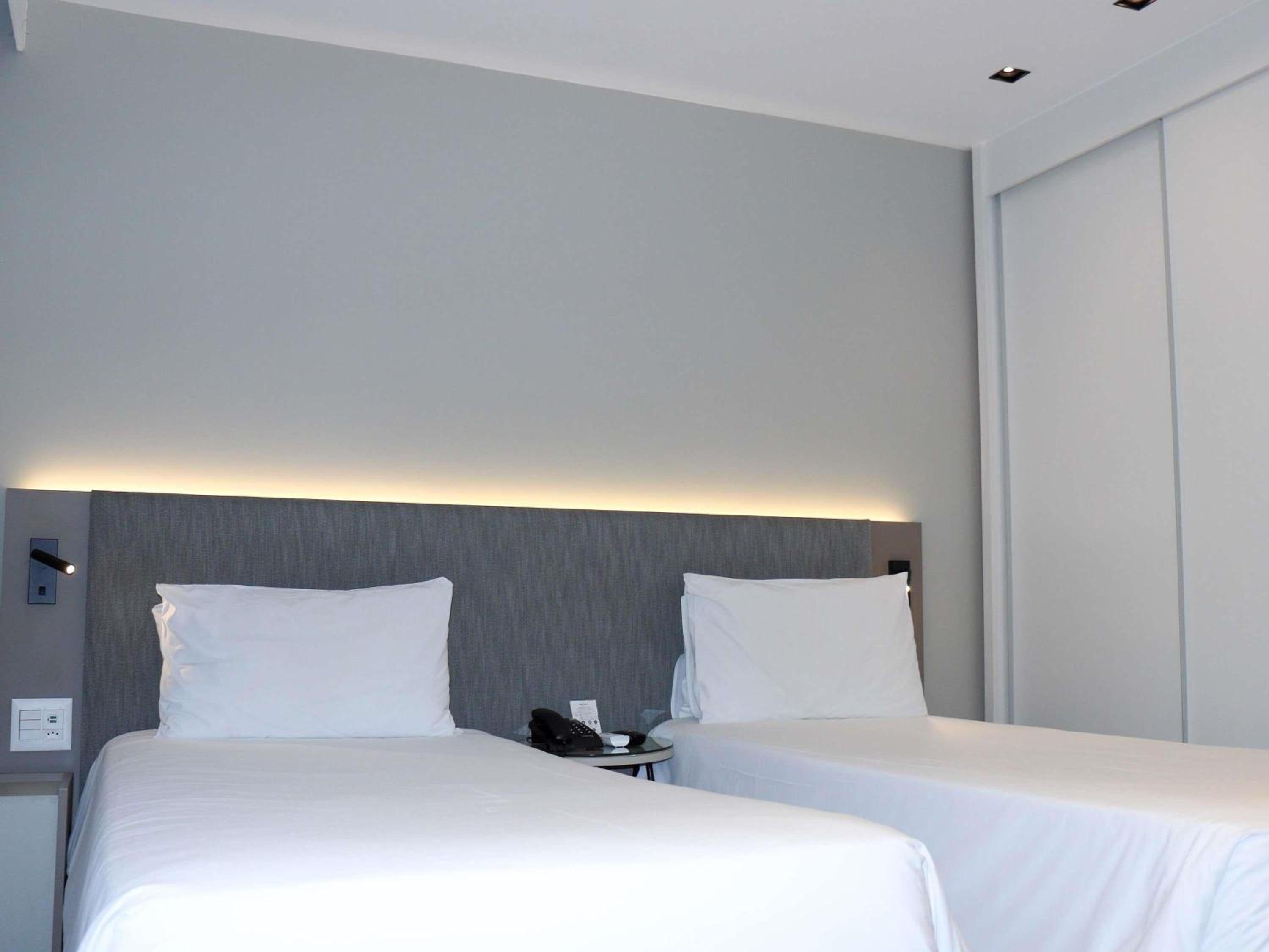 Deluxe Room with Two Single Beds and City View