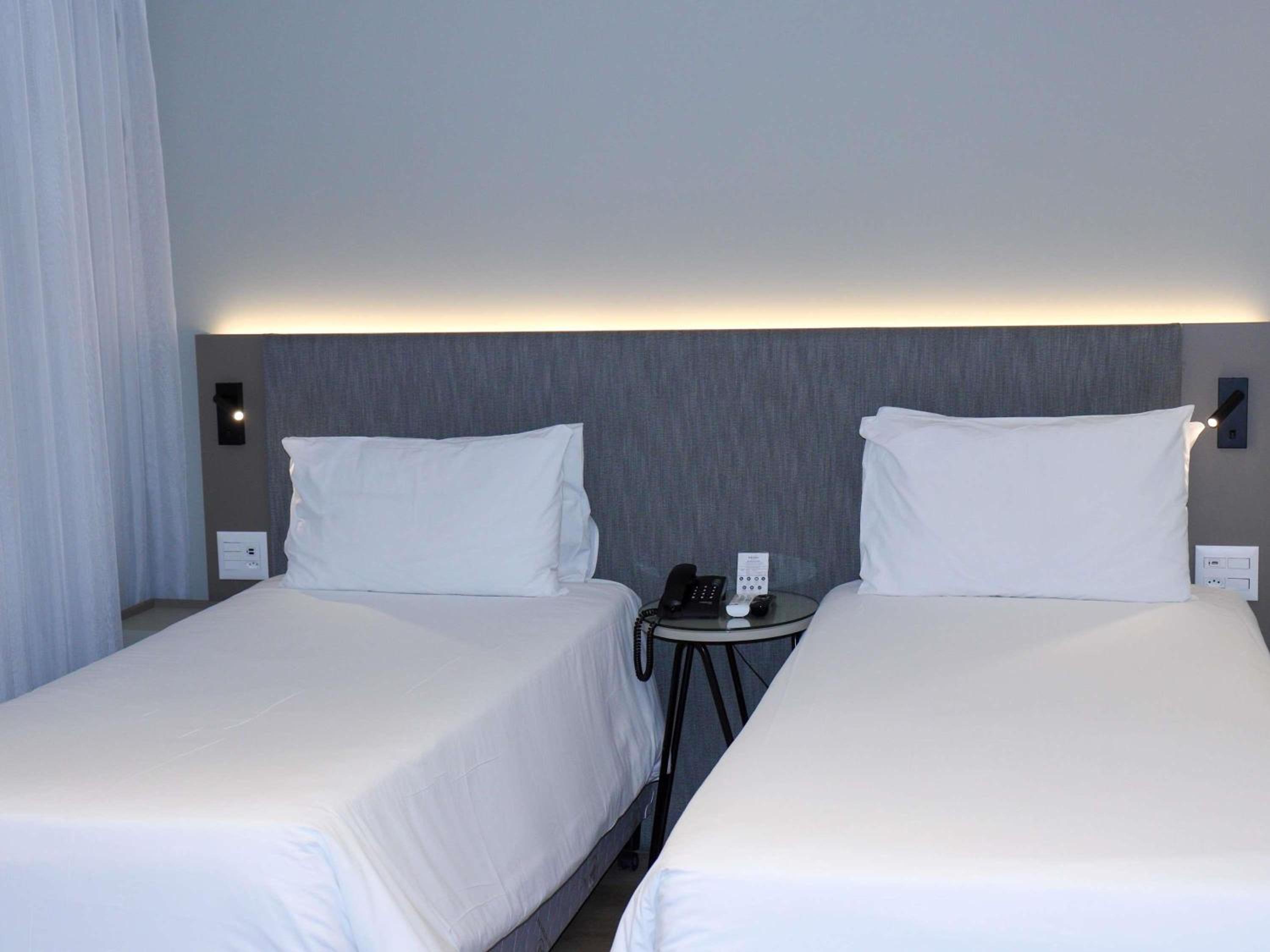 Deluxe Room with Two Single Beds and City View