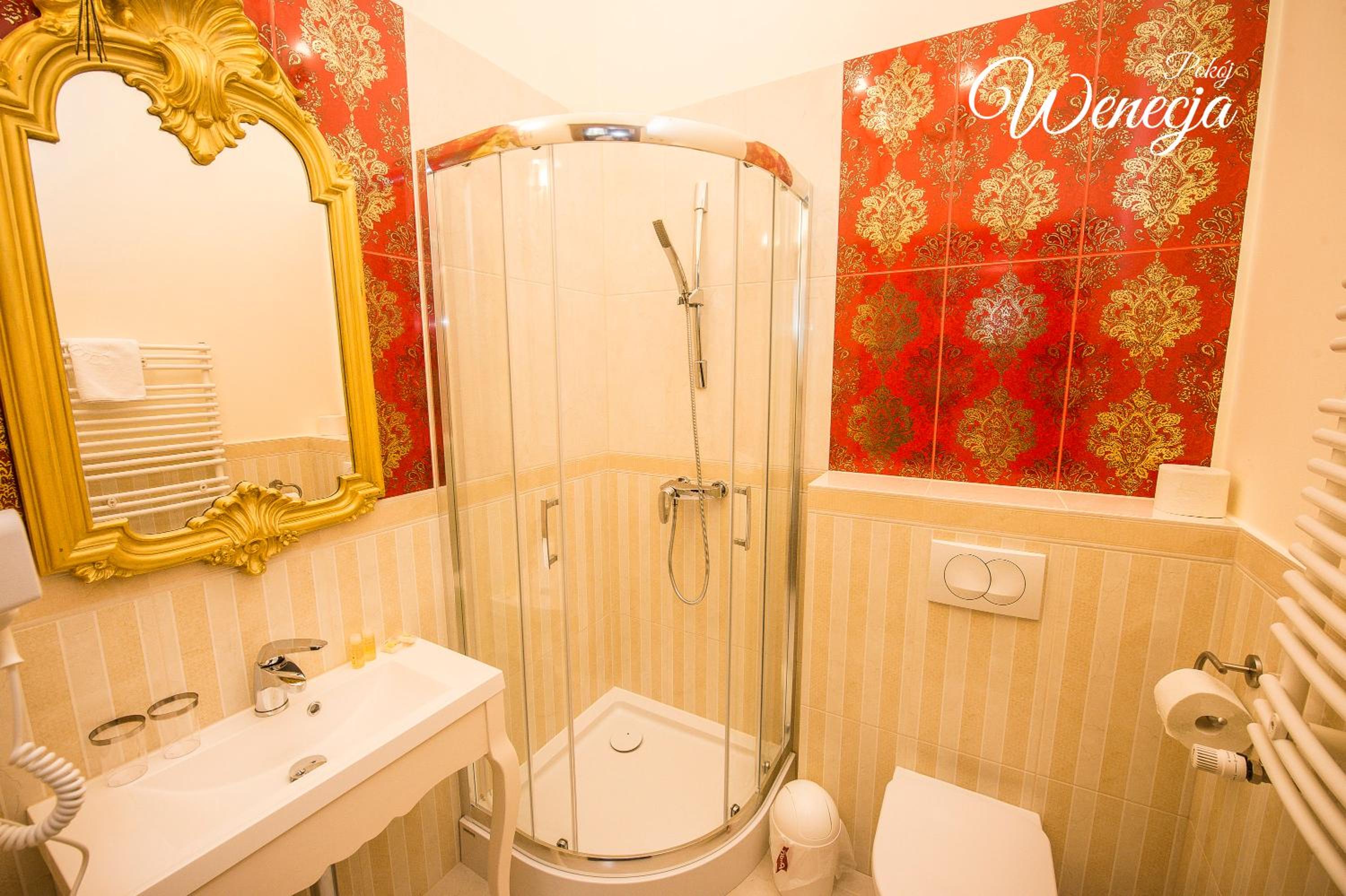 King Room with Balcony - Photo 4