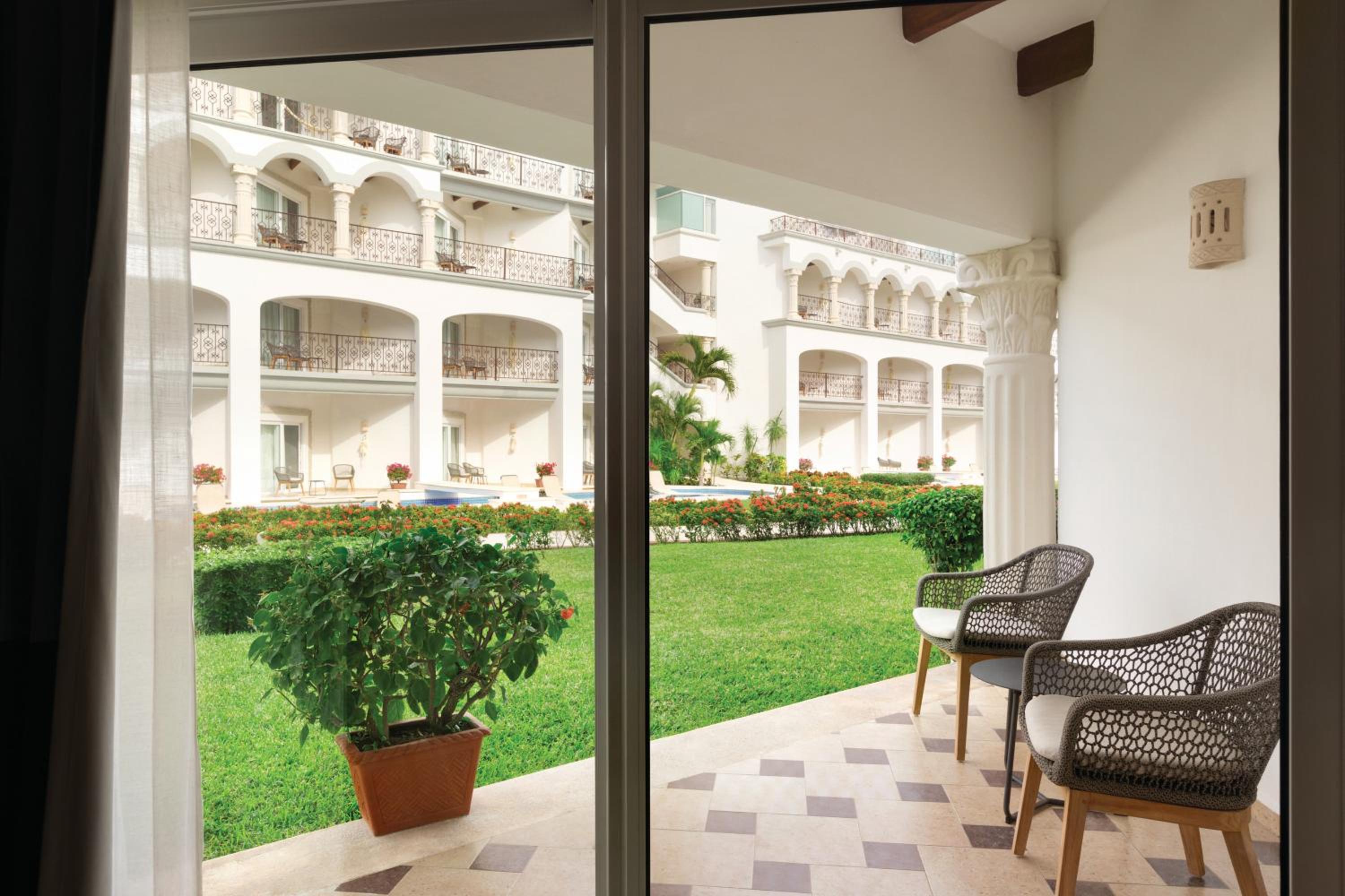 Junior Suite Garden View - 2 Queen Beds - Mobility Accessible W/roll-in Shower
