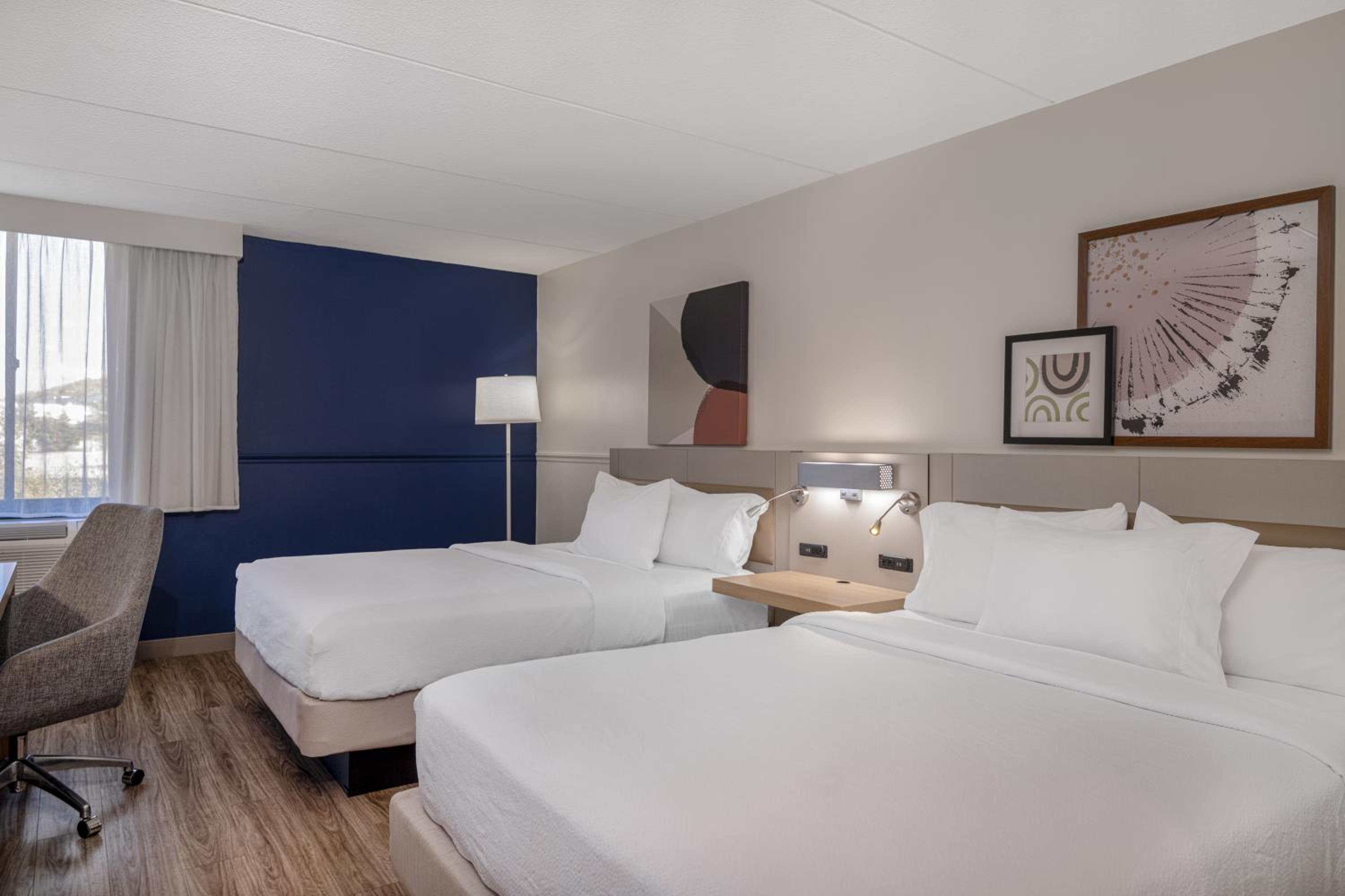 Queen Room with Two Queen Beds - Photo 4