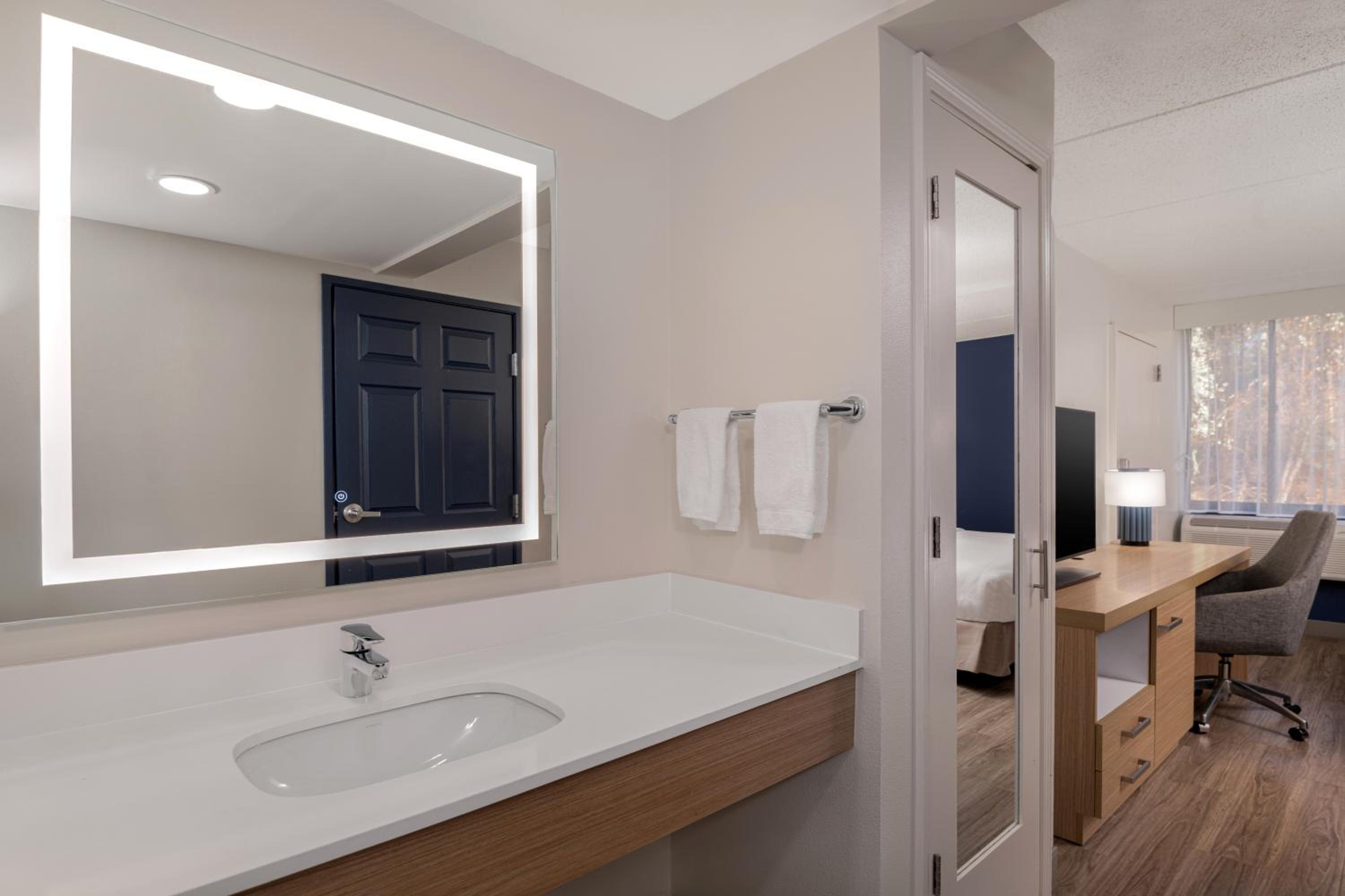 King Room with Mobility Accessible Tub - Photo 4