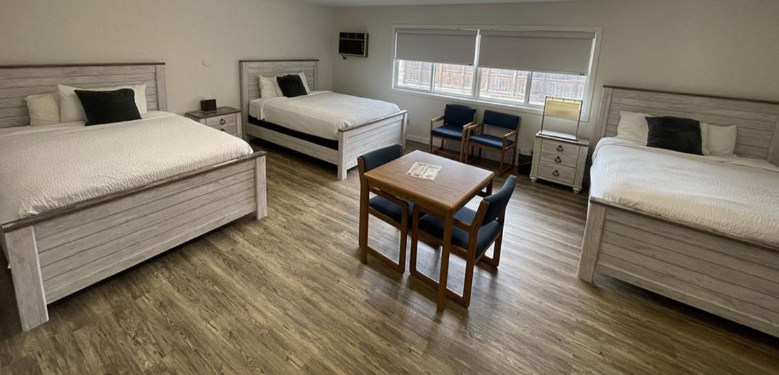 Deluxe Queen Room with Three Queen Beds - Non-Smoking - Photo 3