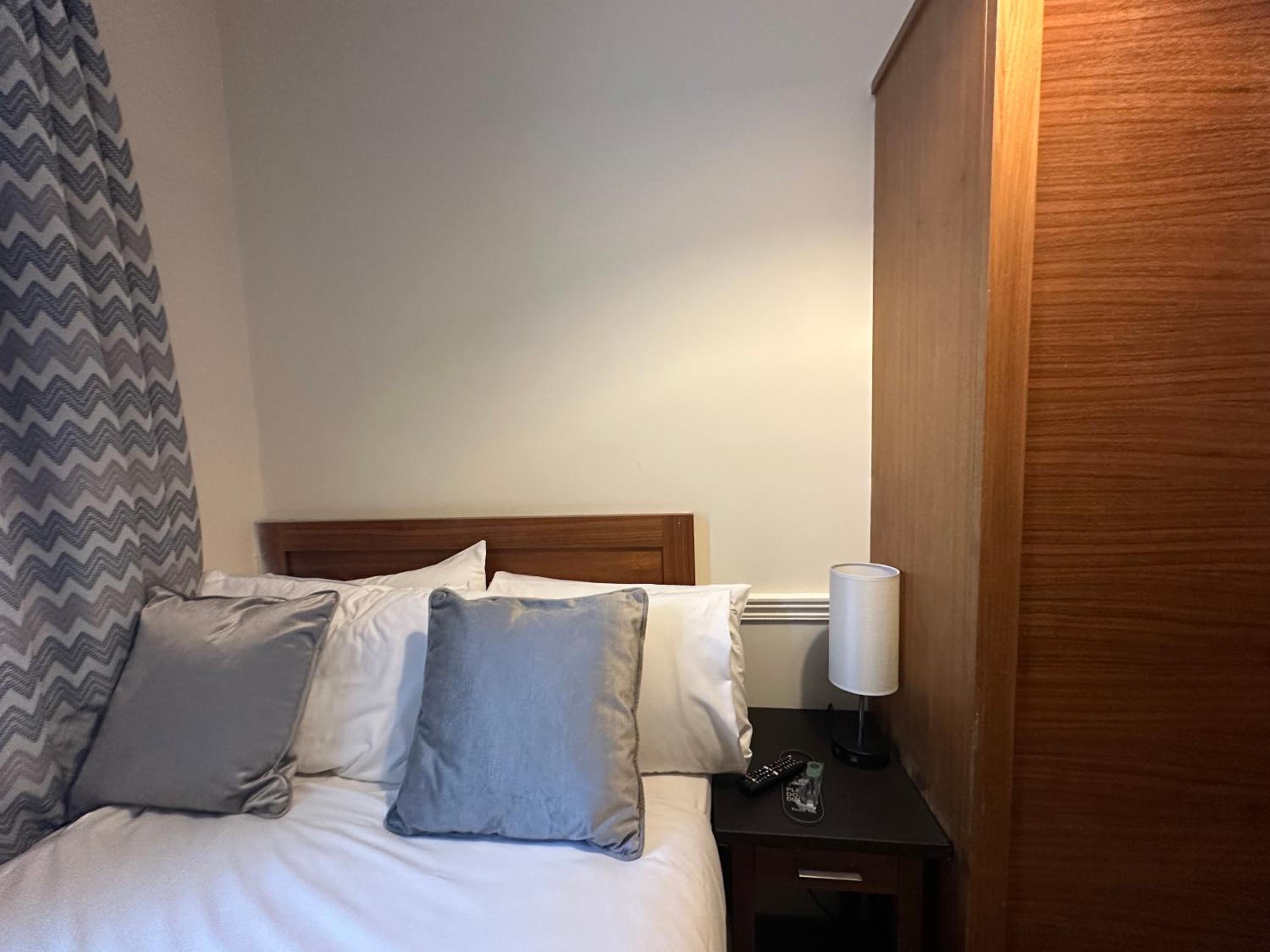 Queen Room photo 2